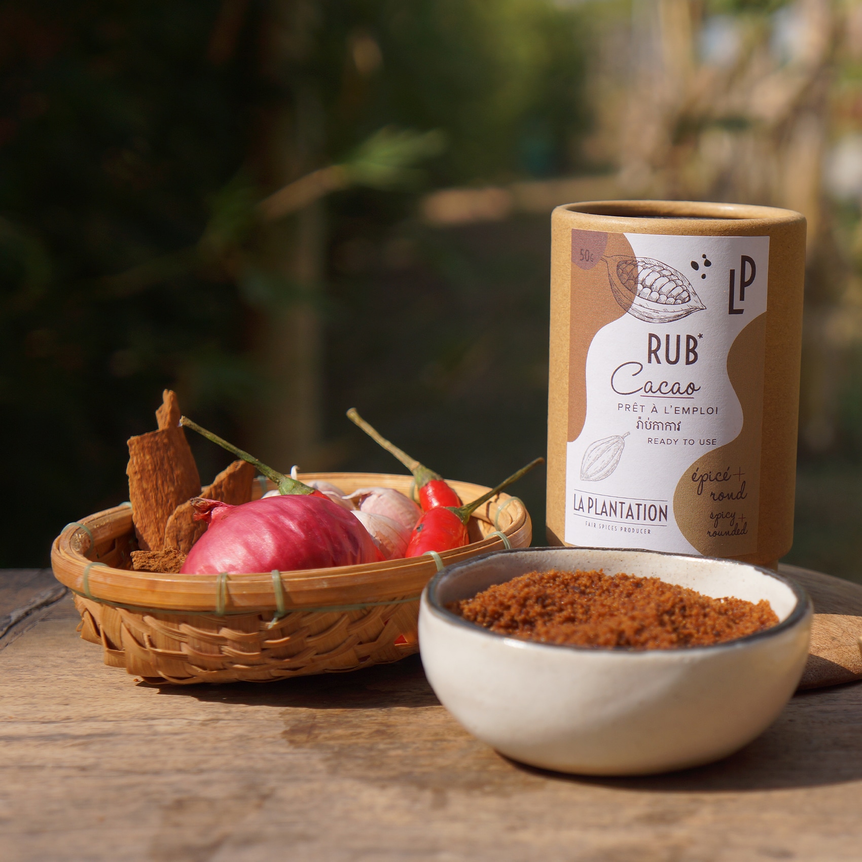 Plateau de légumes avec mélanges d'épices au cacao