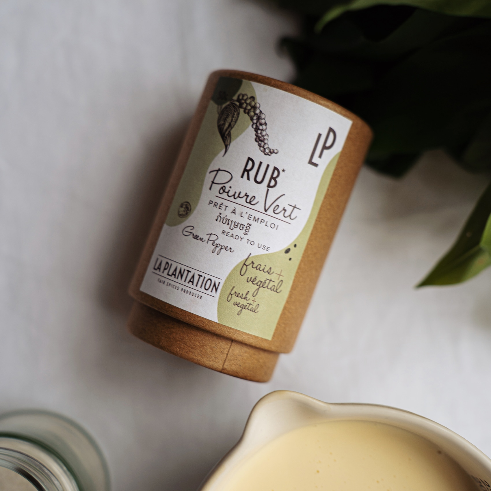 tube alimentaire en kraft sur une table