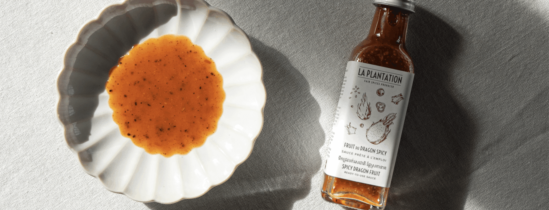 bouteille de sauce piquante à l'ananas dans une coupelle