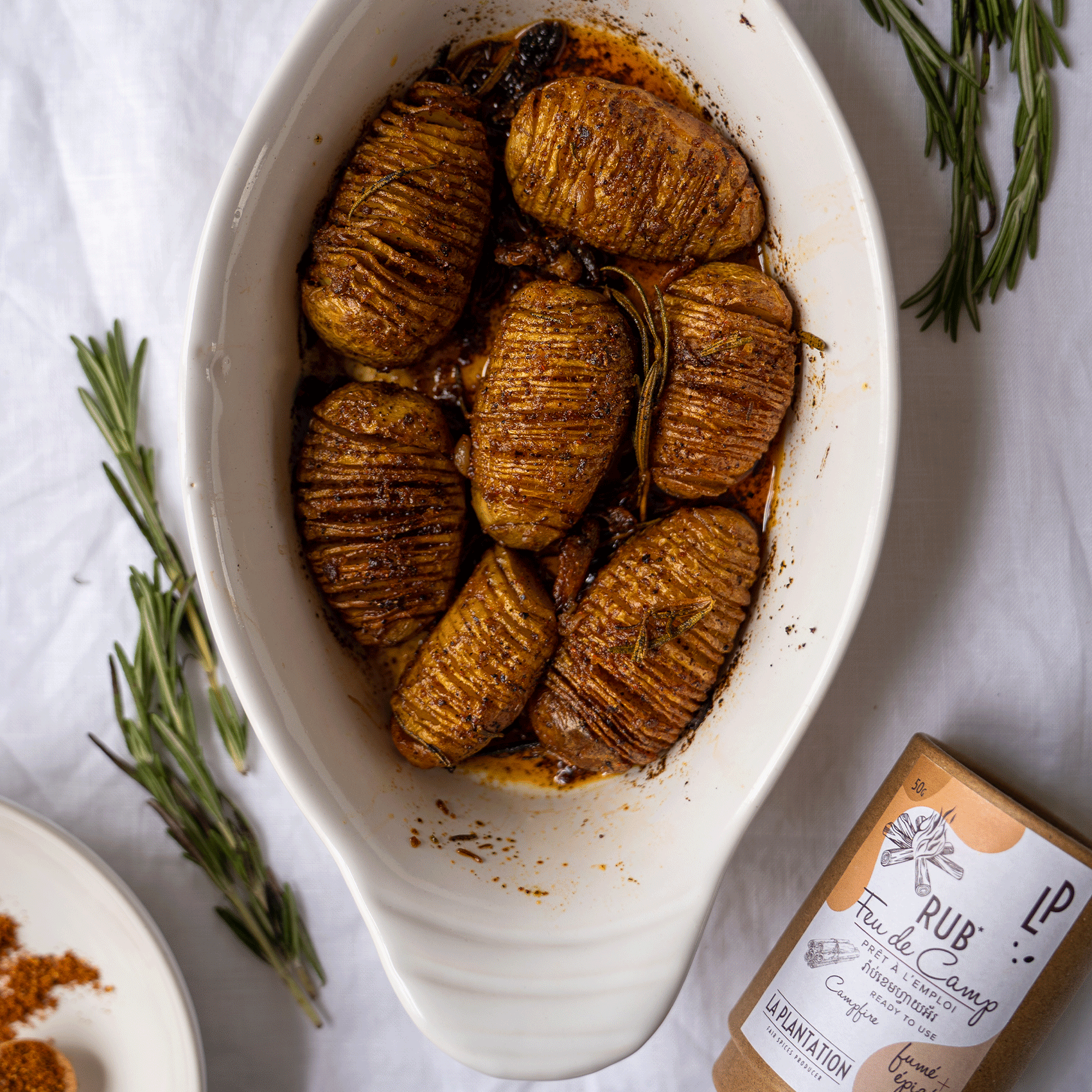 recette de pomme de terre Hasselback dans un plat