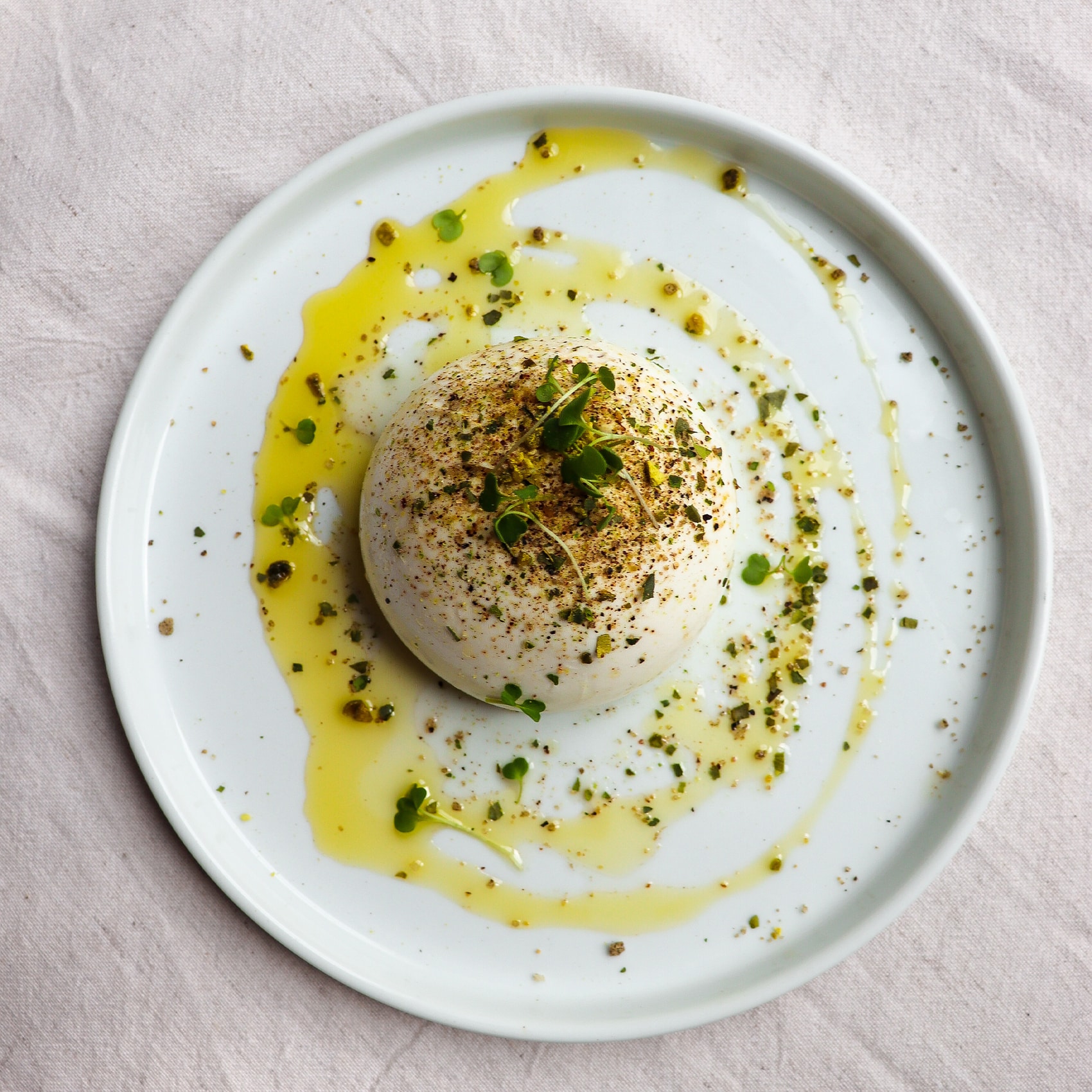 assiette de burrata à l'huile d'olive et aux épices citronnées