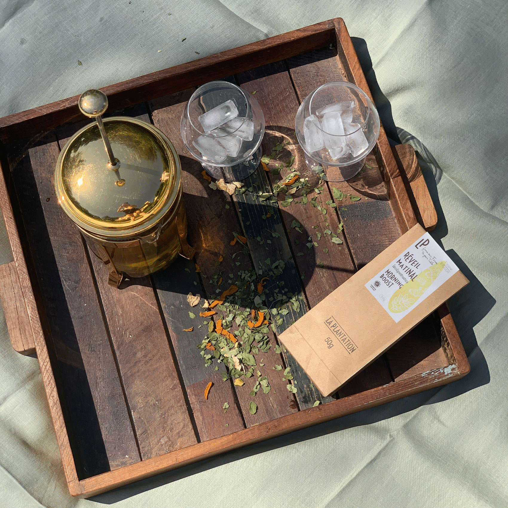 plateau avec des verres et une tellière