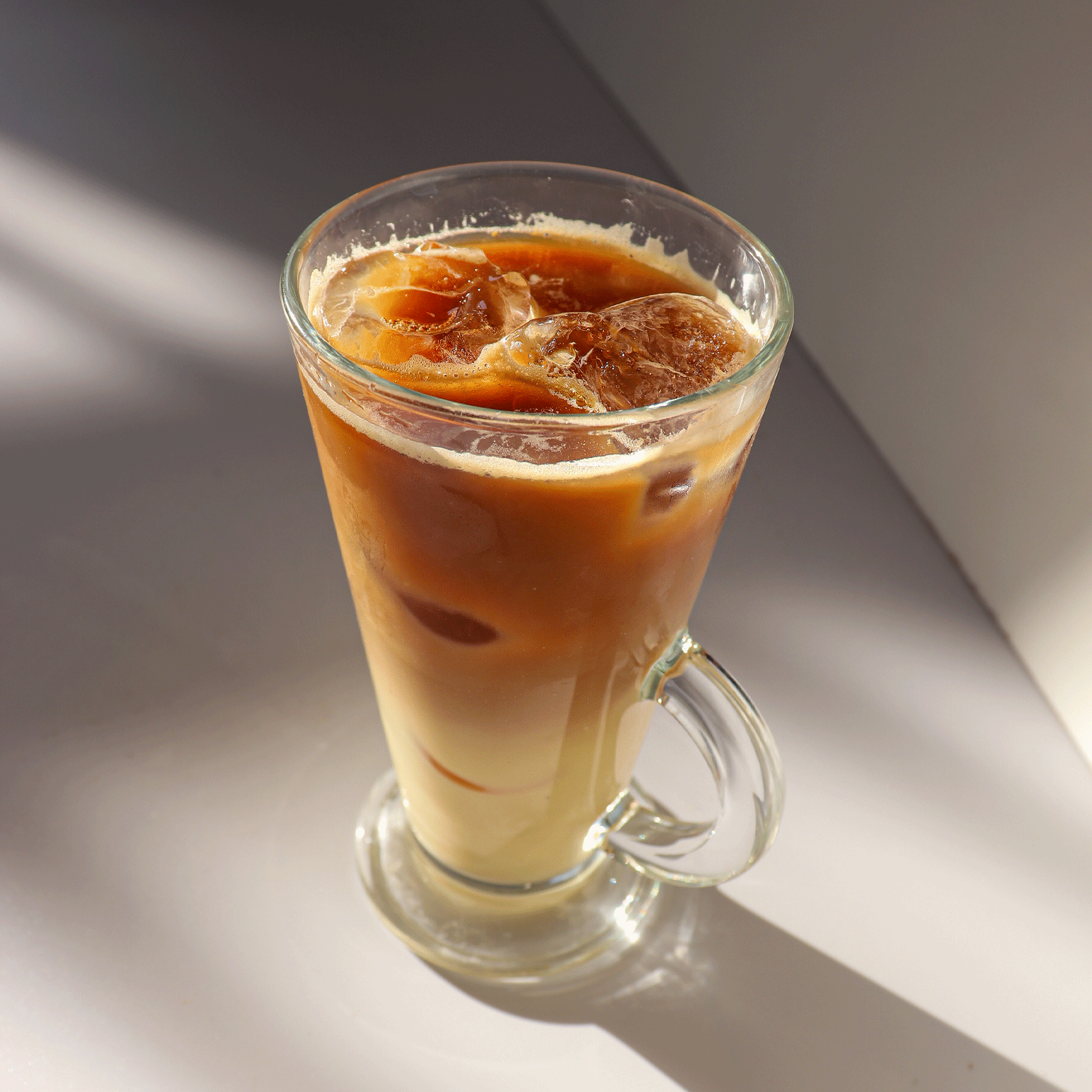 Iced latte chai dans une tasse en verre