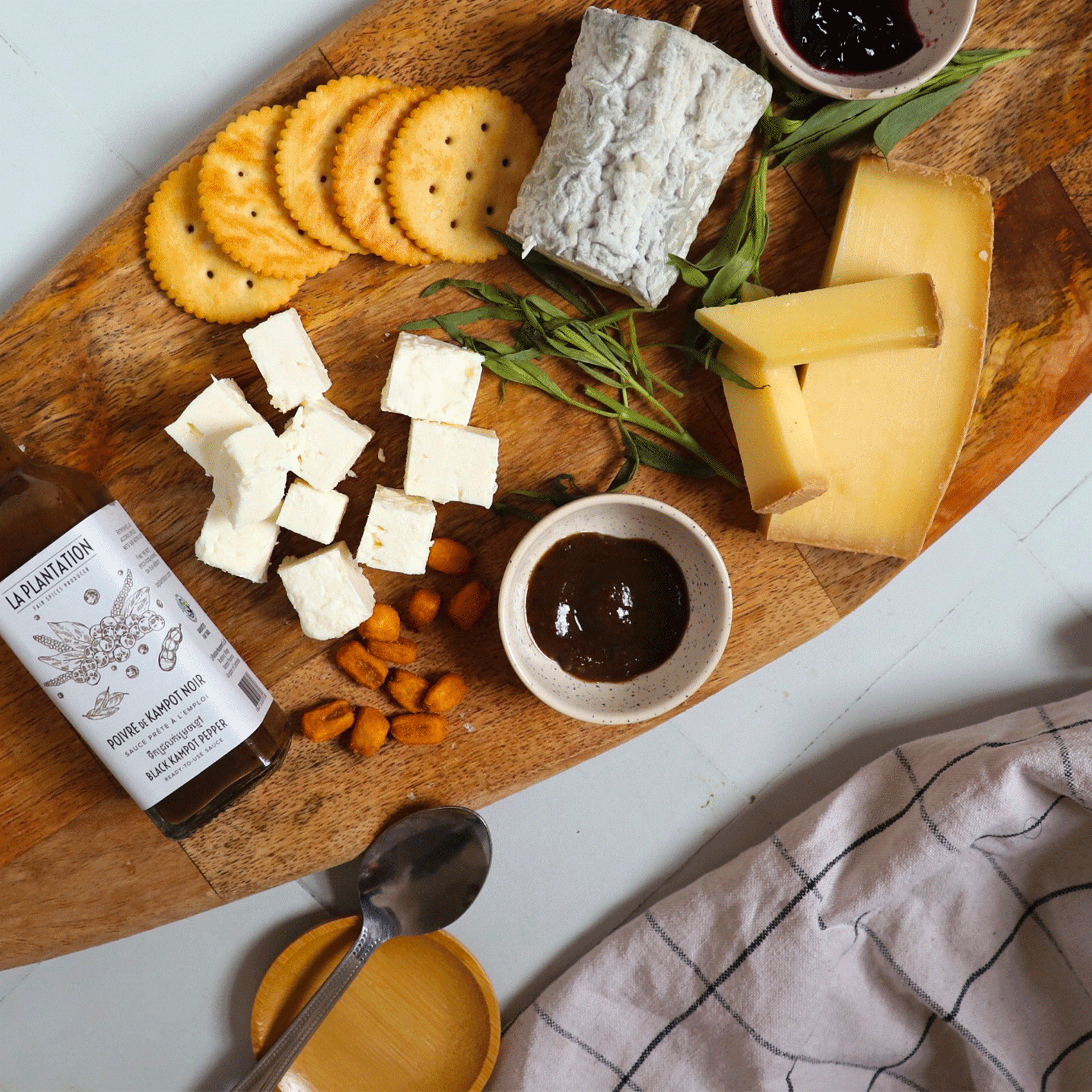 plateau de plusieurs variétés de fromages