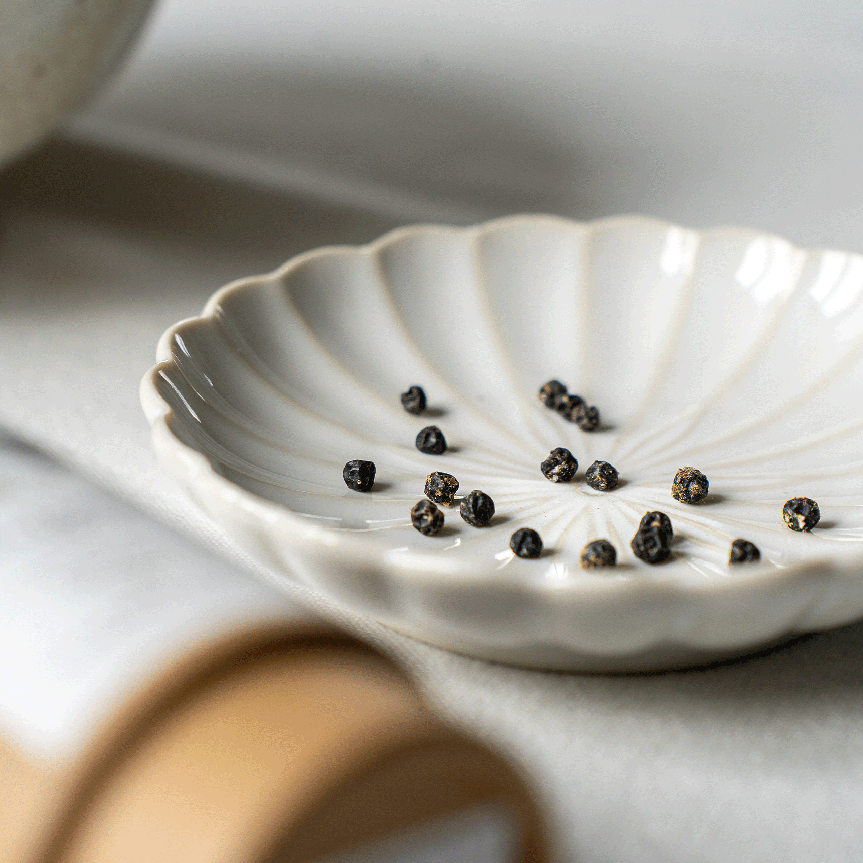 grains de poivre au sel éparpillés sur une assiette