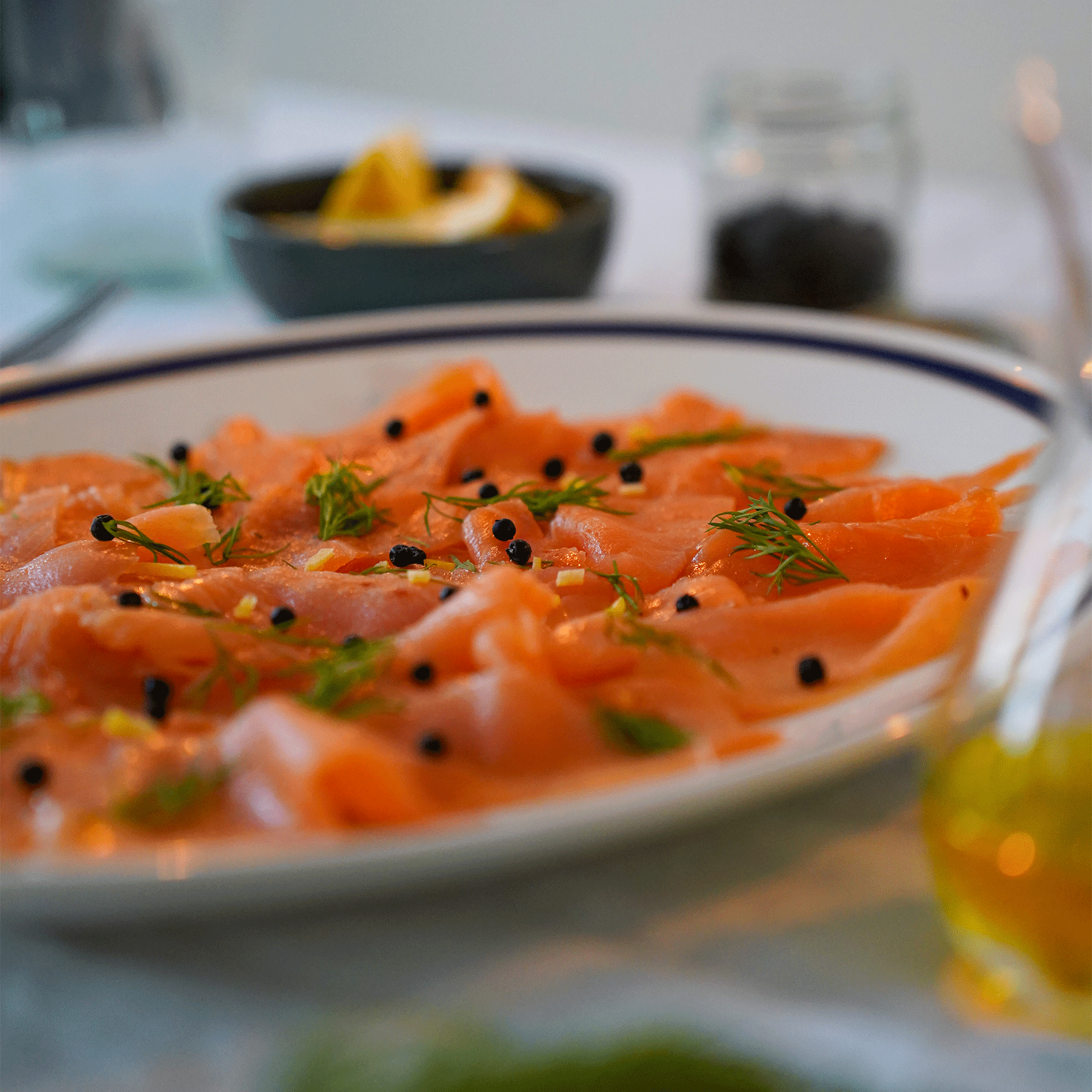 plateau de saumon avec poivres fermentés au sel parsemés