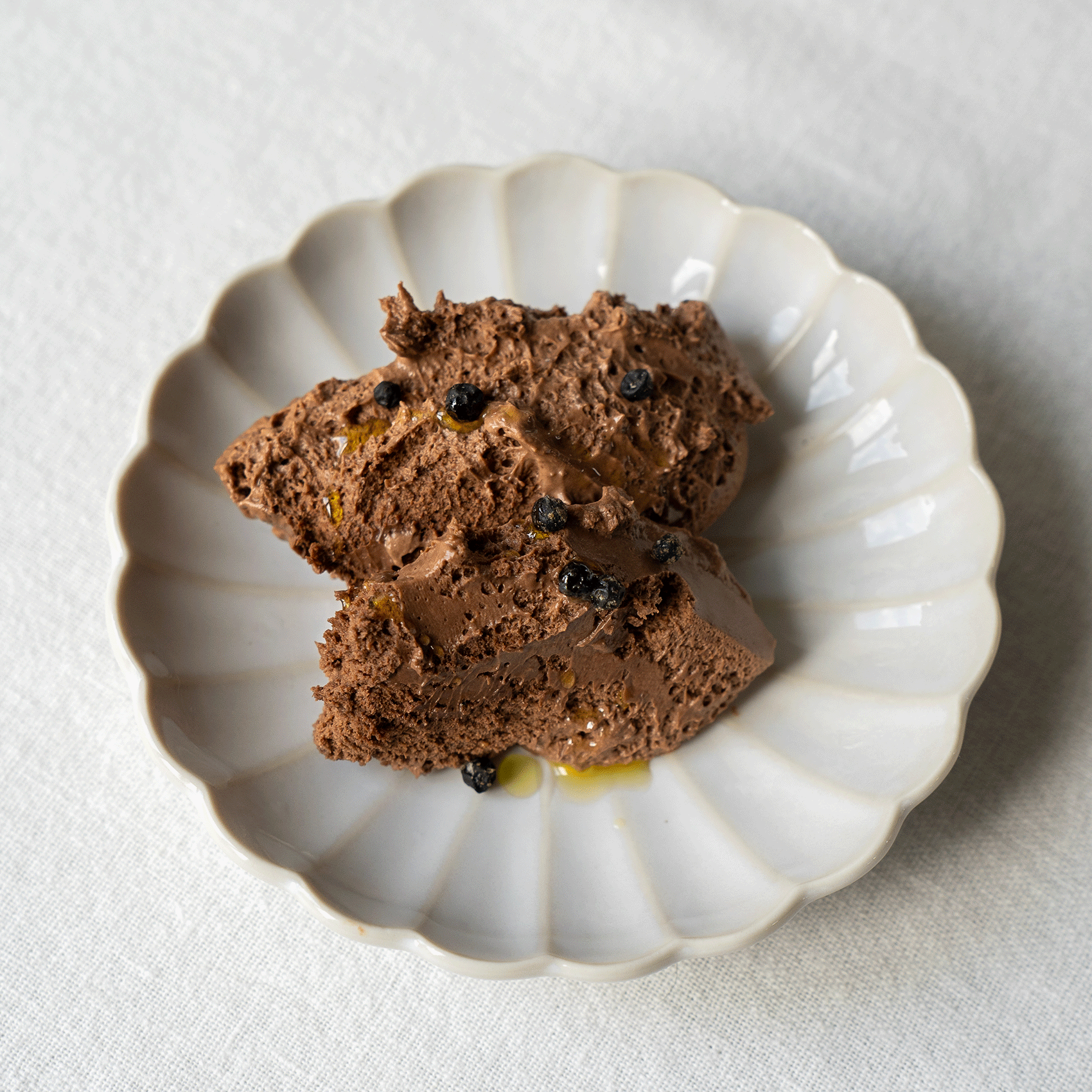mousse au chocolat avec grains de poivre au sel