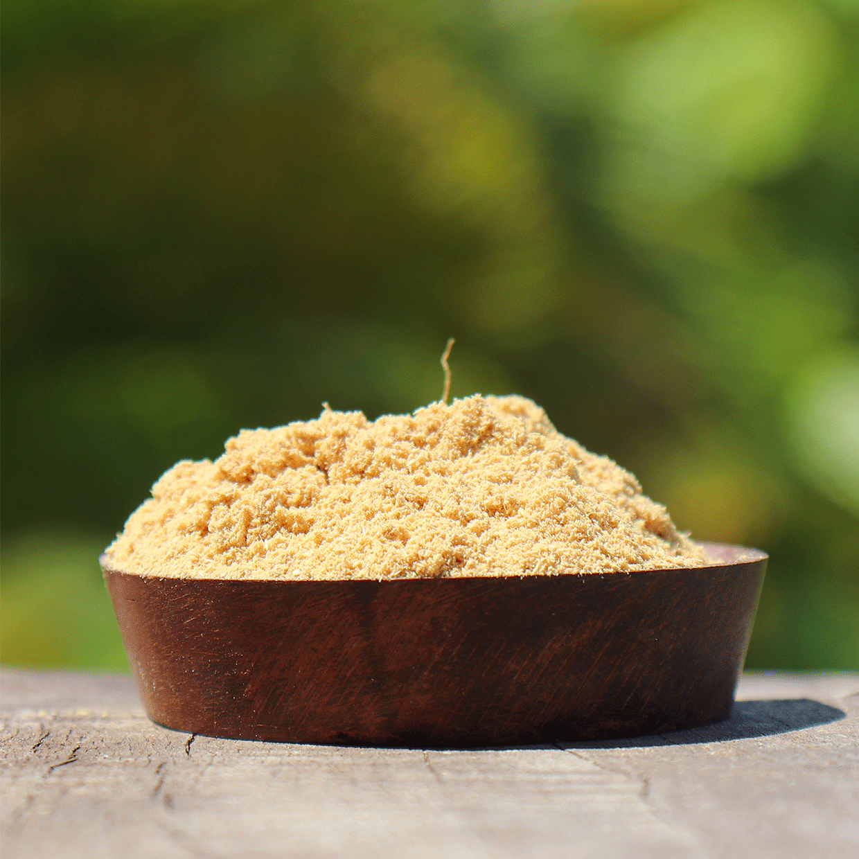 poudre de galanga dans un bol