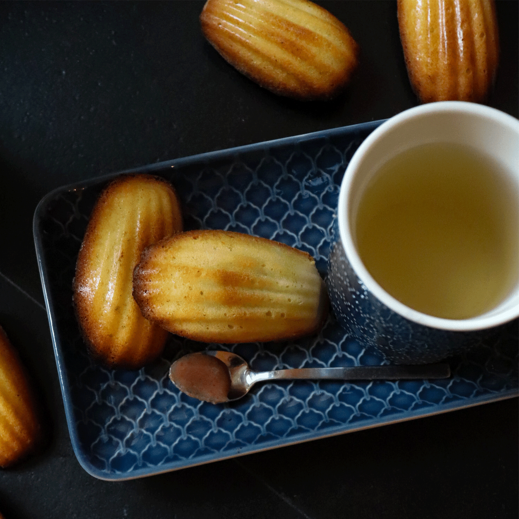 madelaines sur un plat à four