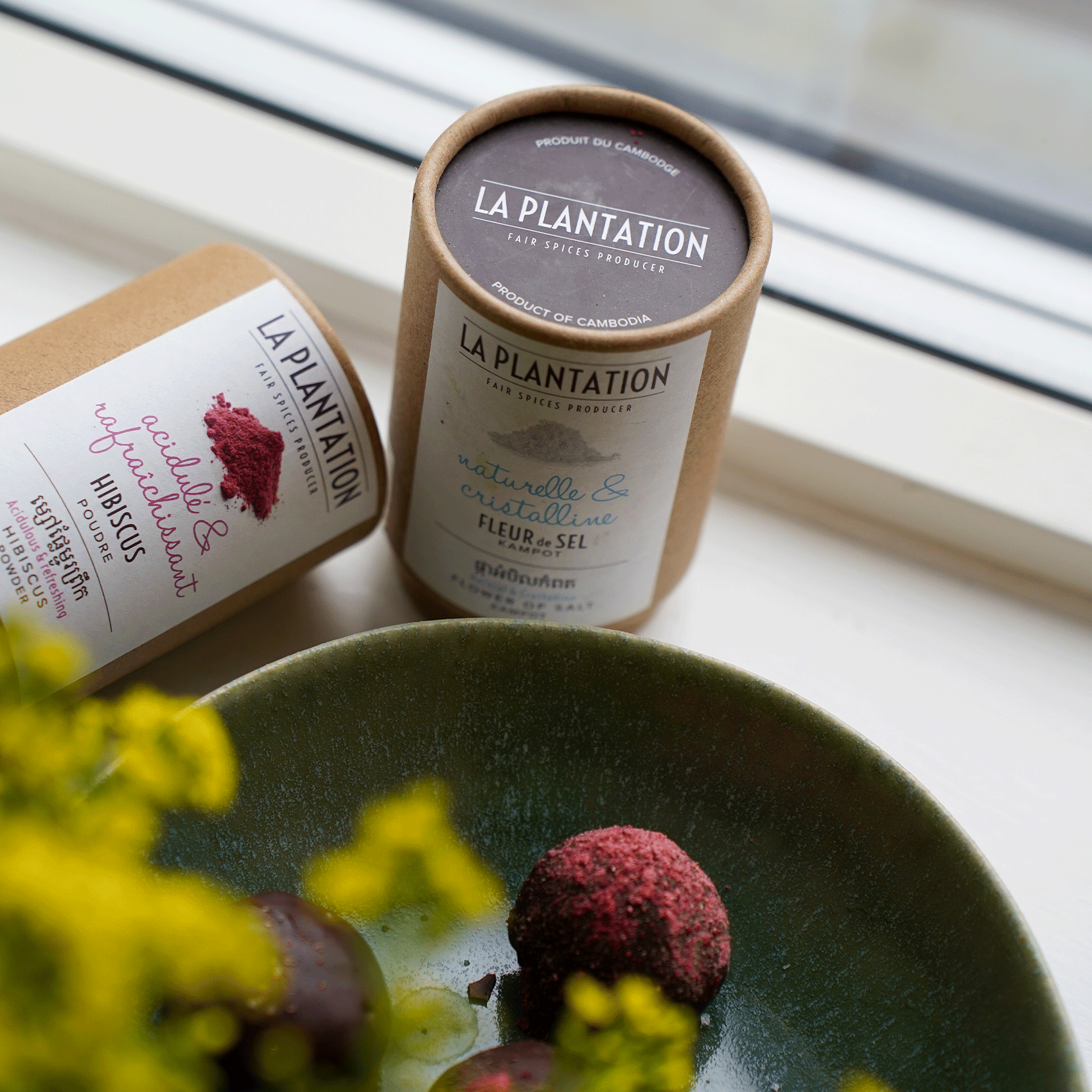 Mineralreiche Fleur de Sel Kristalle aus Kampot in einem Keramikschälchen