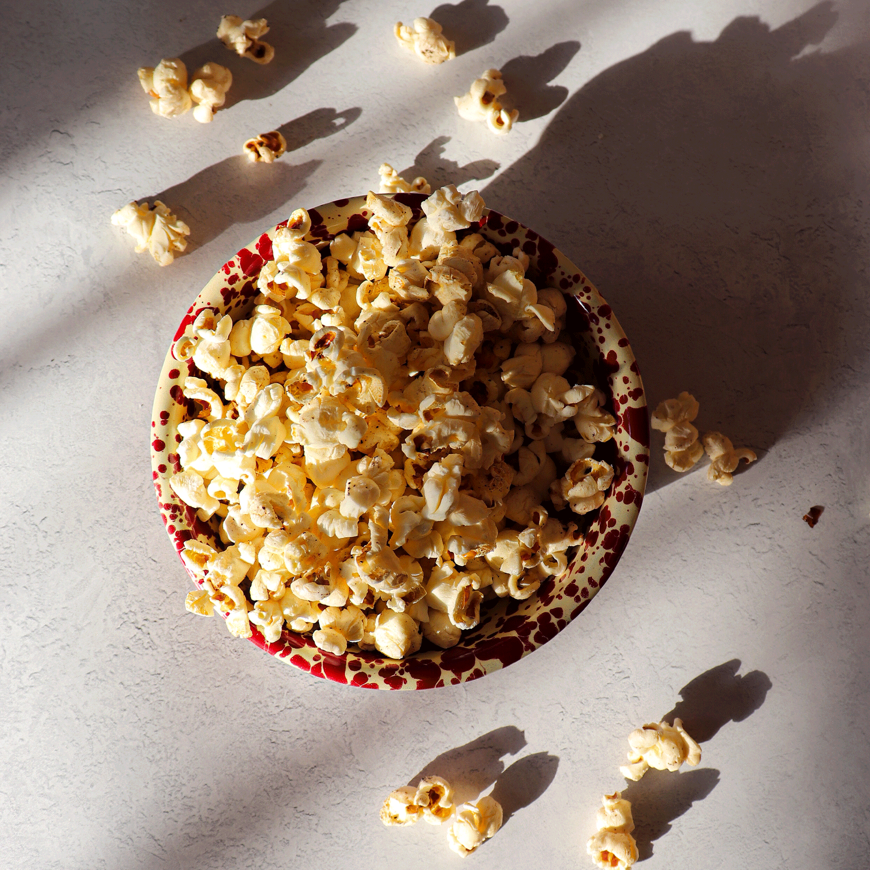 Prise Kampot Fleur de Sel über einem gegrillten Fischfilet gestreut