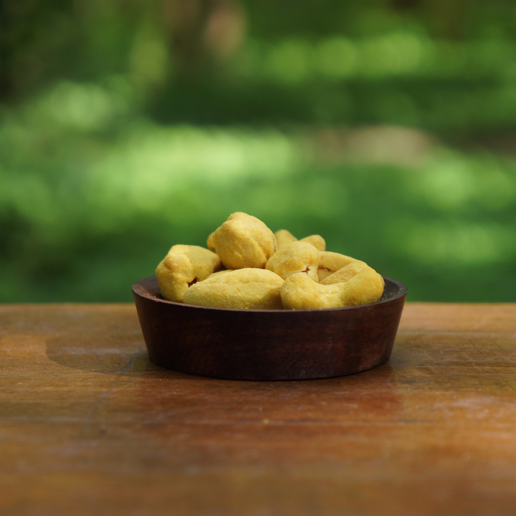 noix de cajou au galanga et curcuma dans un bol