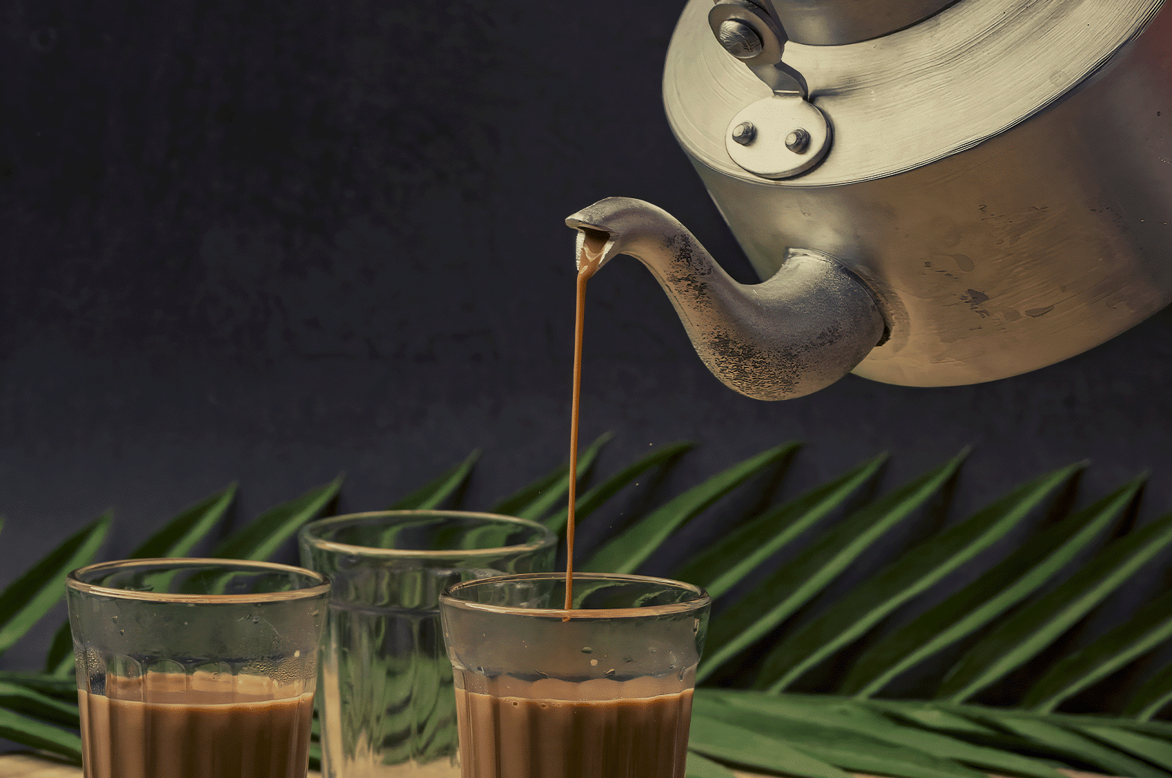 théière versant un lénage chai dans un verre