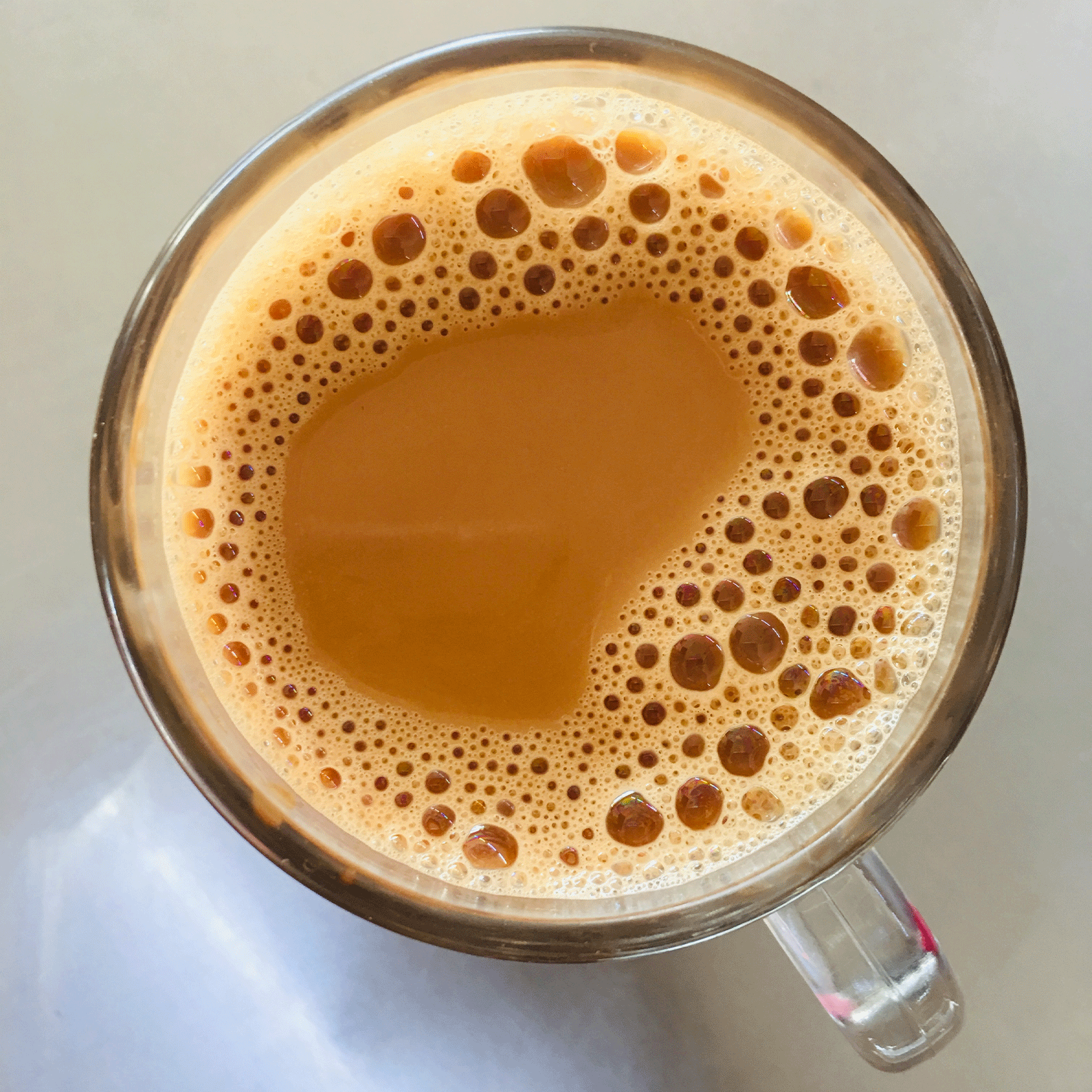 tasse remplie de chai latte vue de heaut
