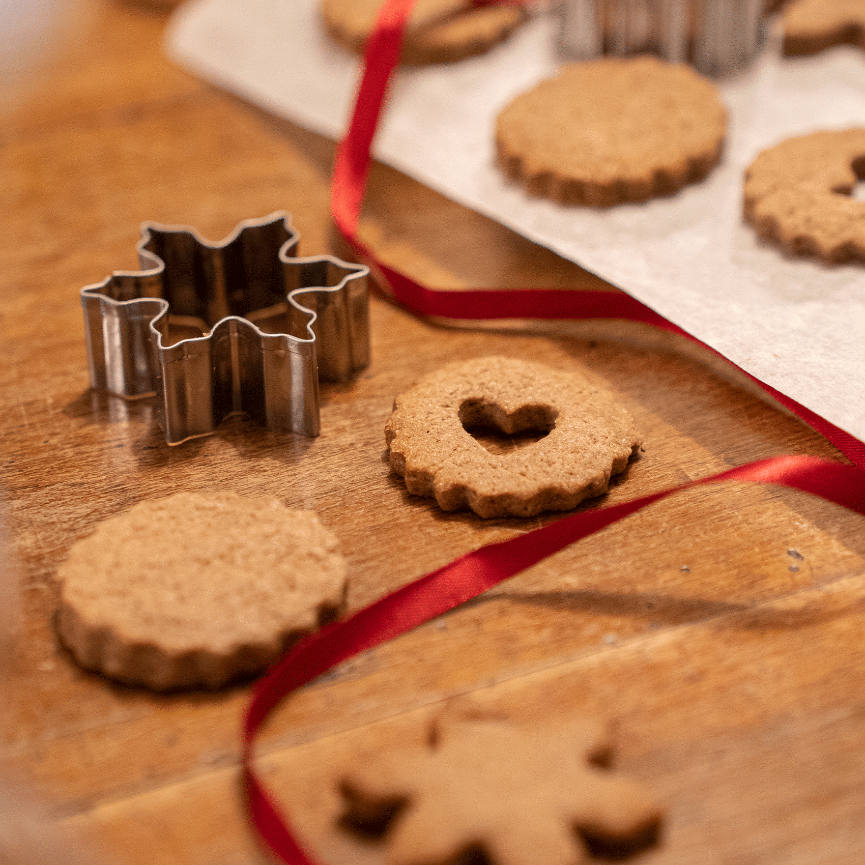 biscuits de noel sur une surface en bois