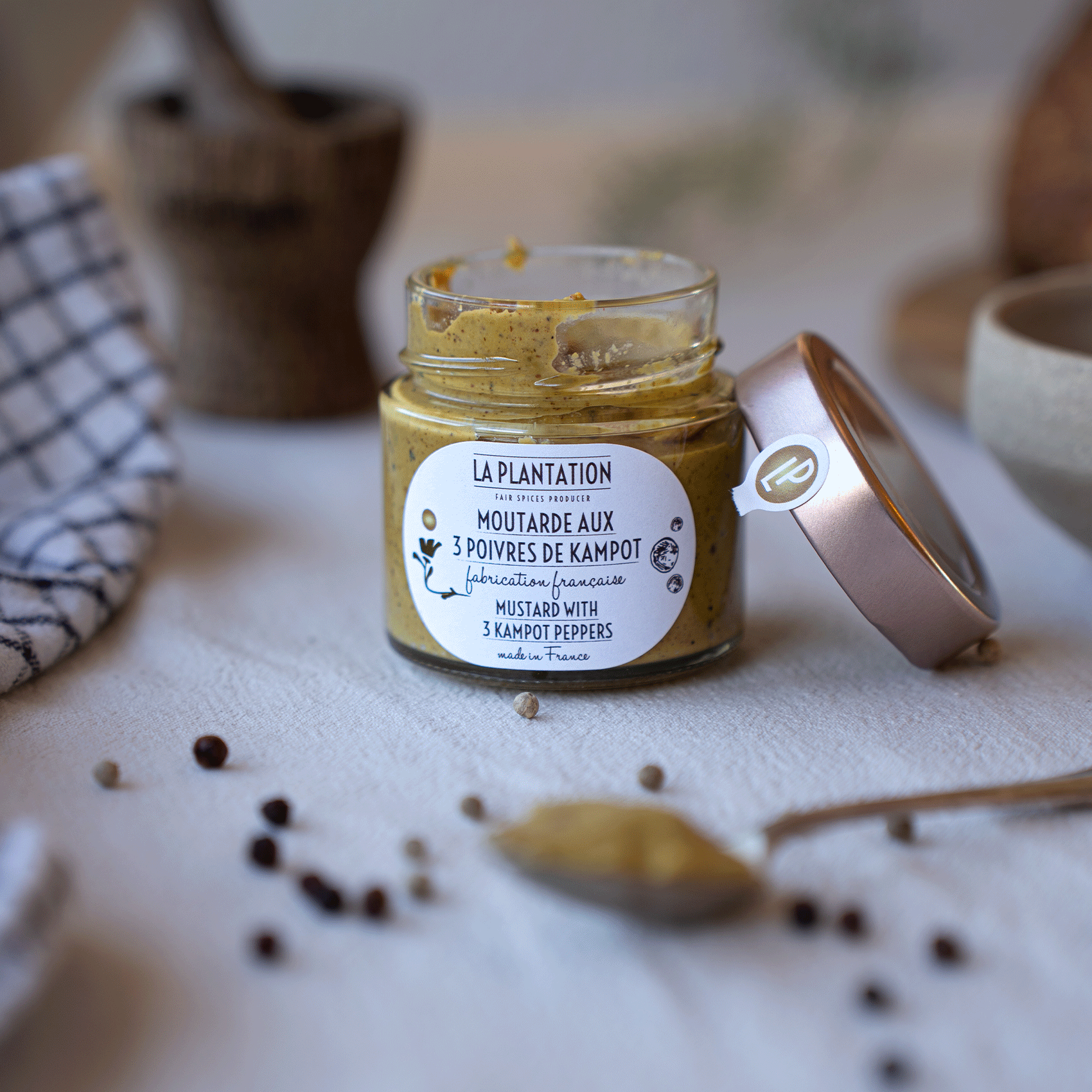 moutarde aux poivres sur une nappe 