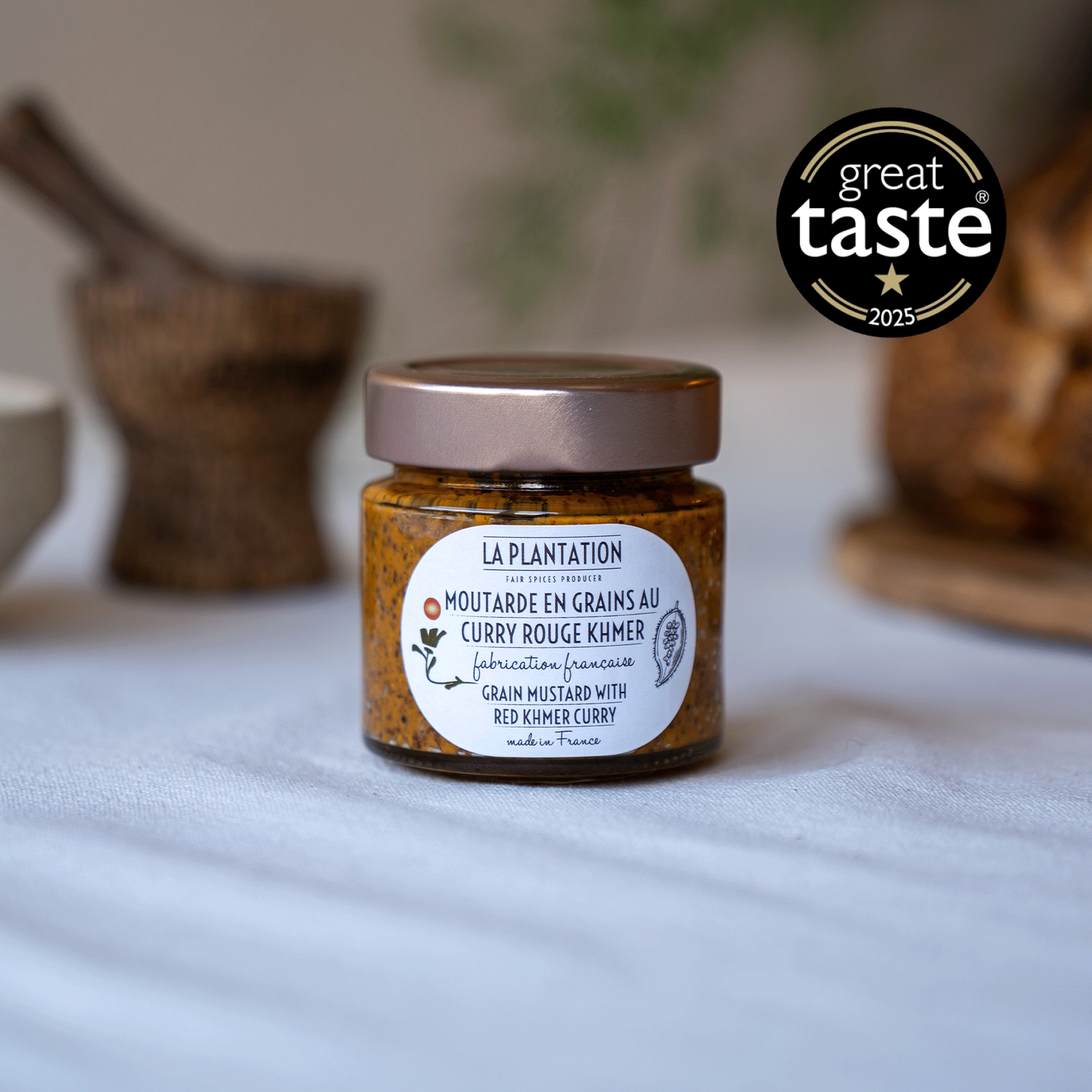 pot de moutarde au curry rouge sur une nappe