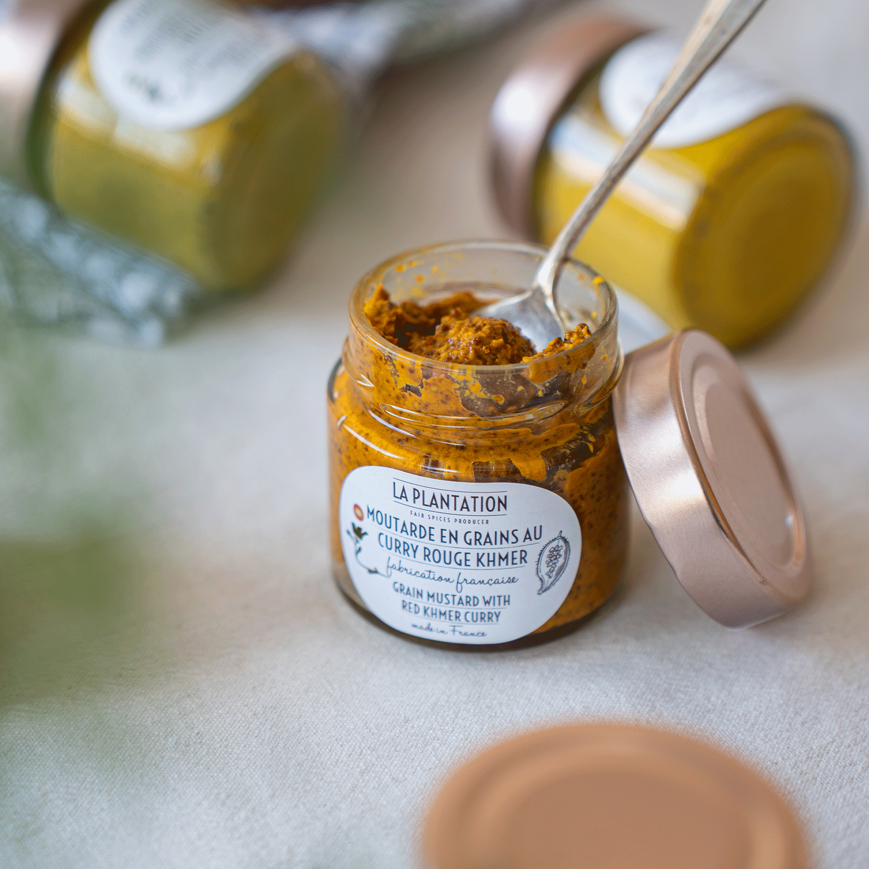 pot de moutarde au curry et couvercle