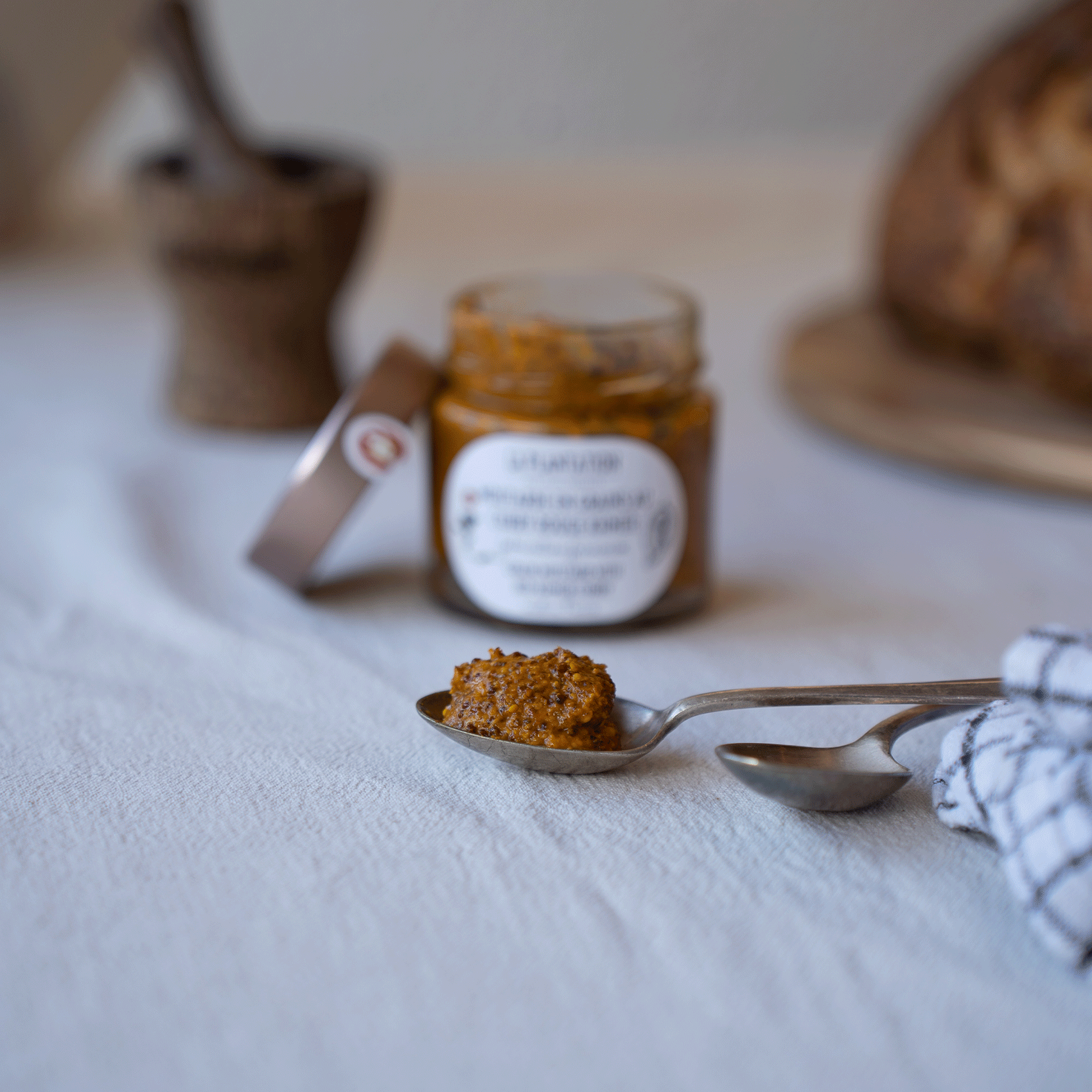 moutarde au curry sur une nappe