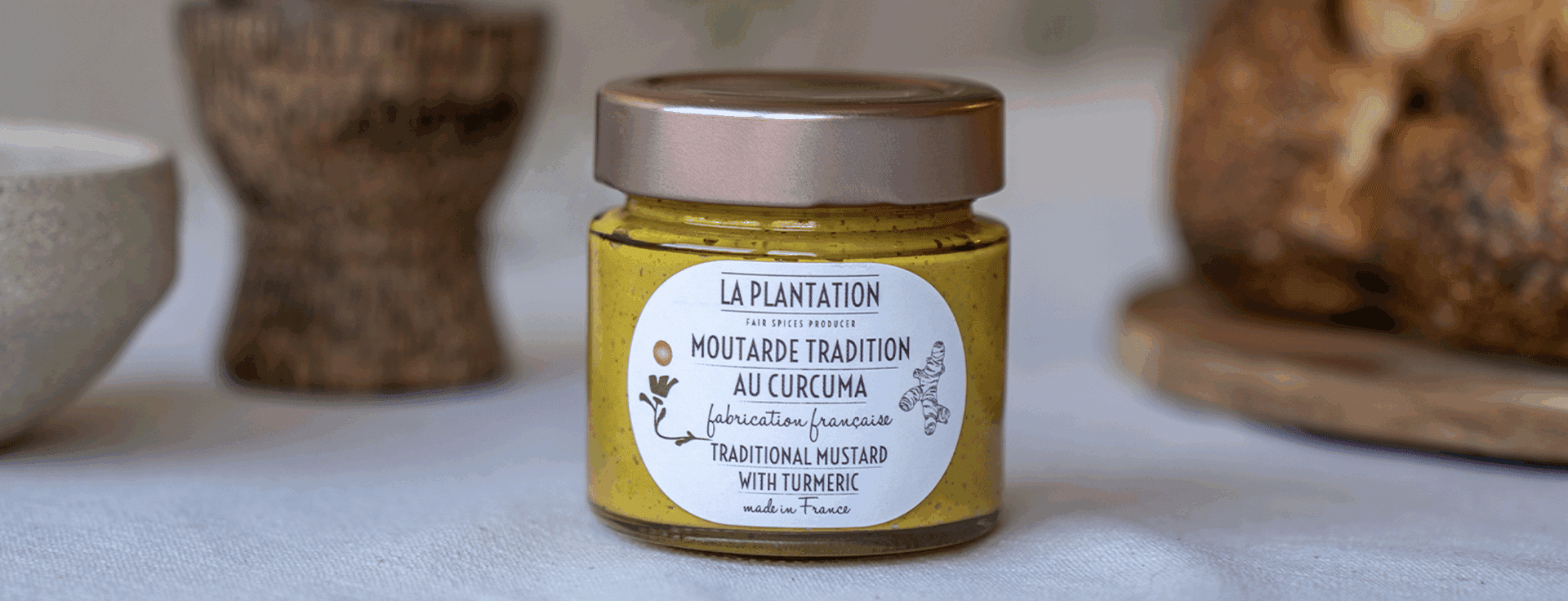 Pot de moutarde au curcuma sur une table
