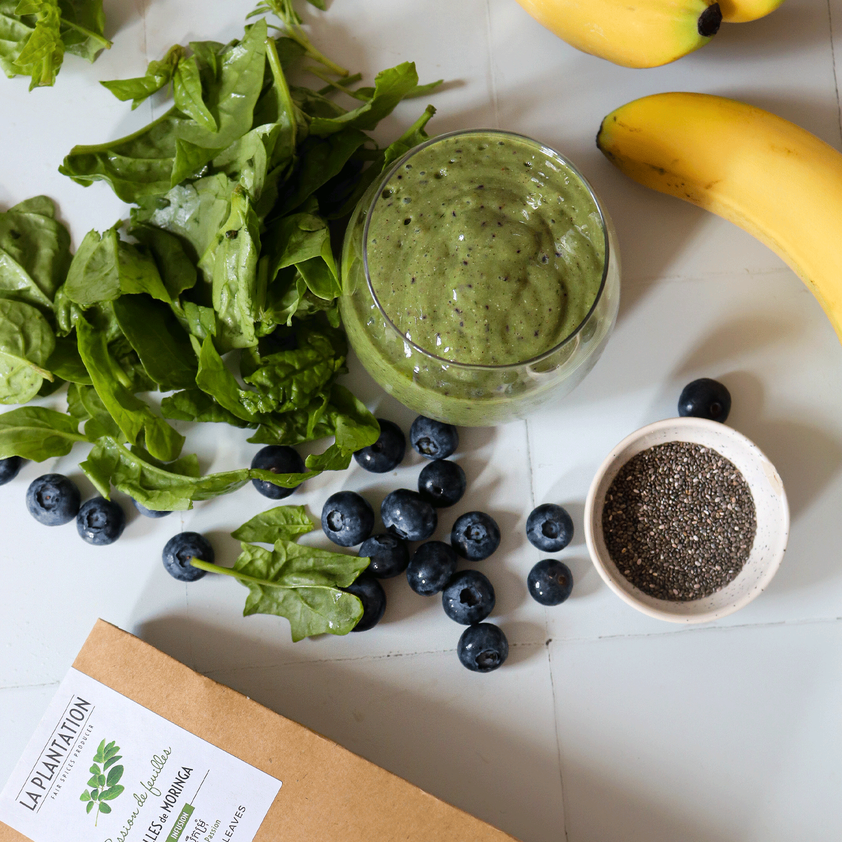 smoothie à base de moringa et myrtilles entières