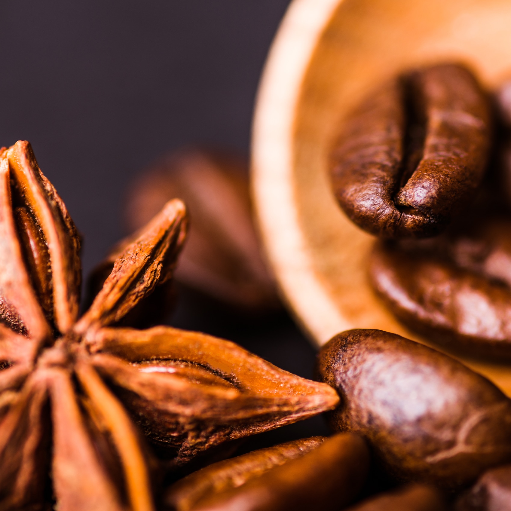 clous de girofle et grains de café