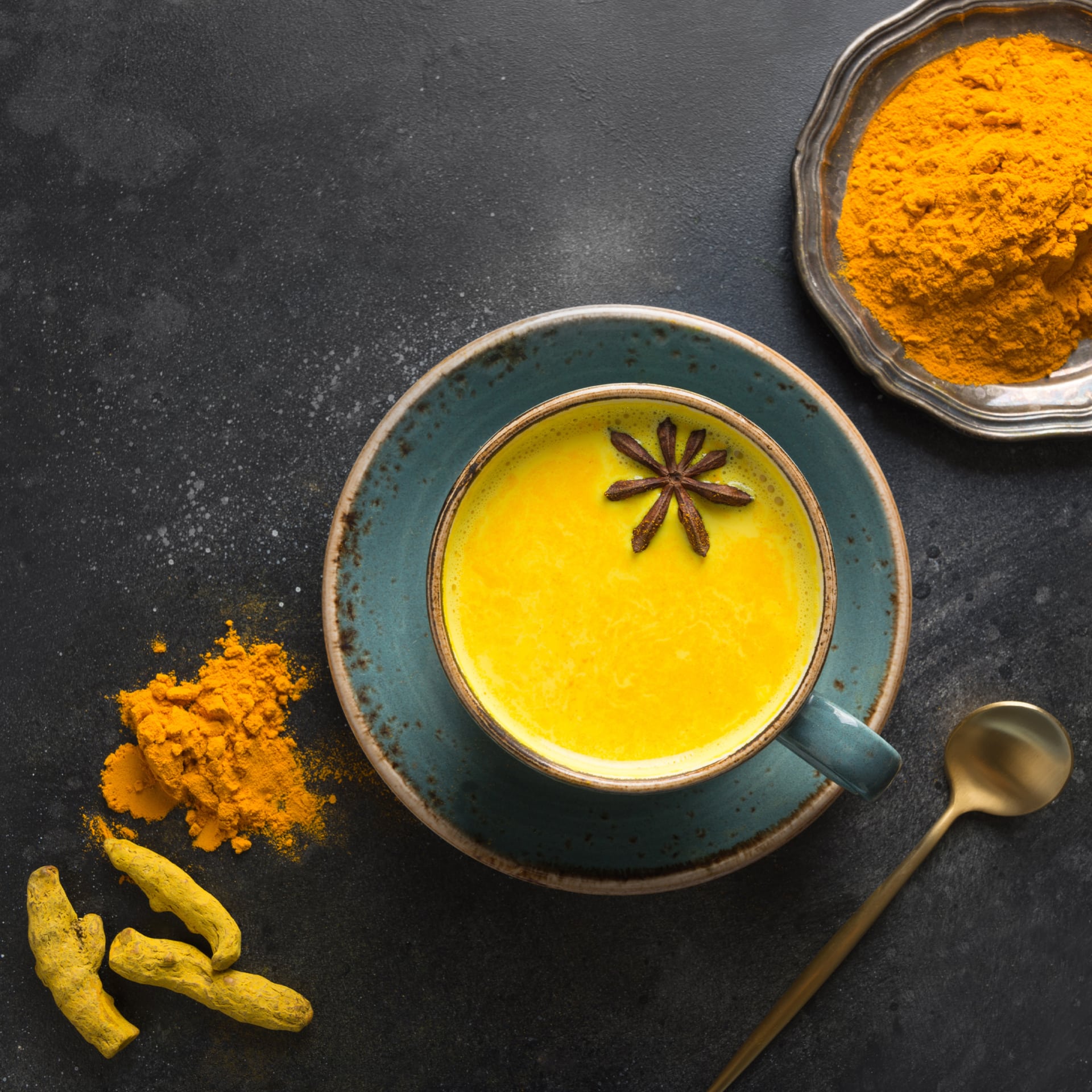 tasse avec une boisson au curcuma