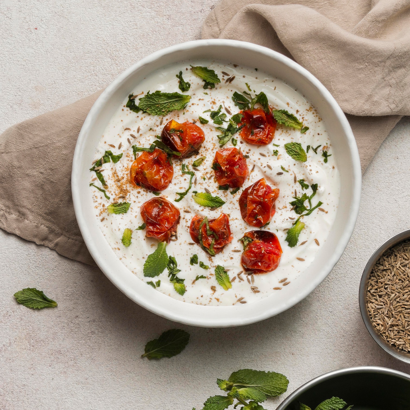 plat de yaourt grec, tomates confites