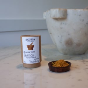 mélange d'épices pour poulet roti sur un plan de travail