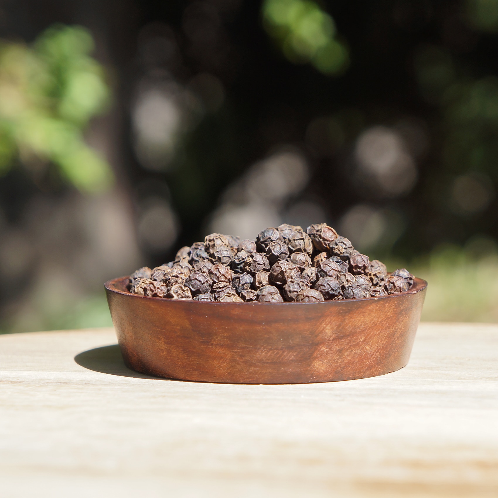 grains de poivres noirs dans un pot