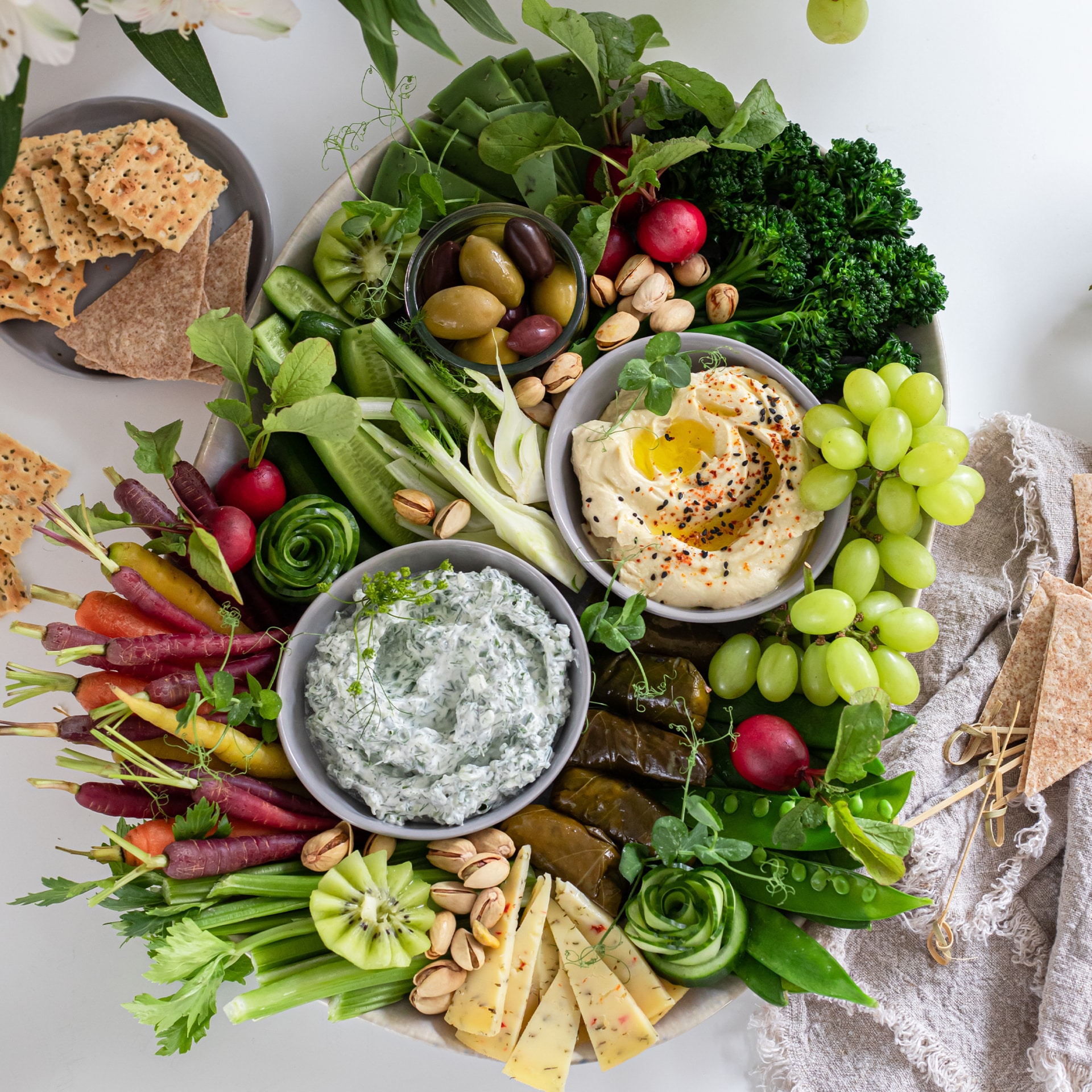 assortiments de crudités sur un plateau