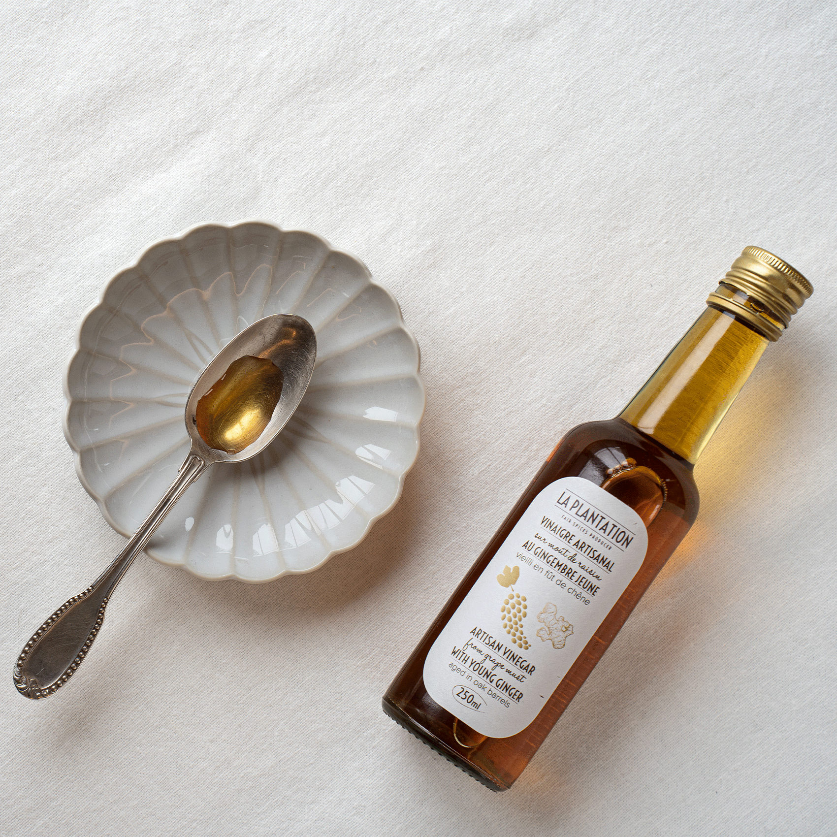 bouteille de vinaigre et cuillère remplie de vinaigre