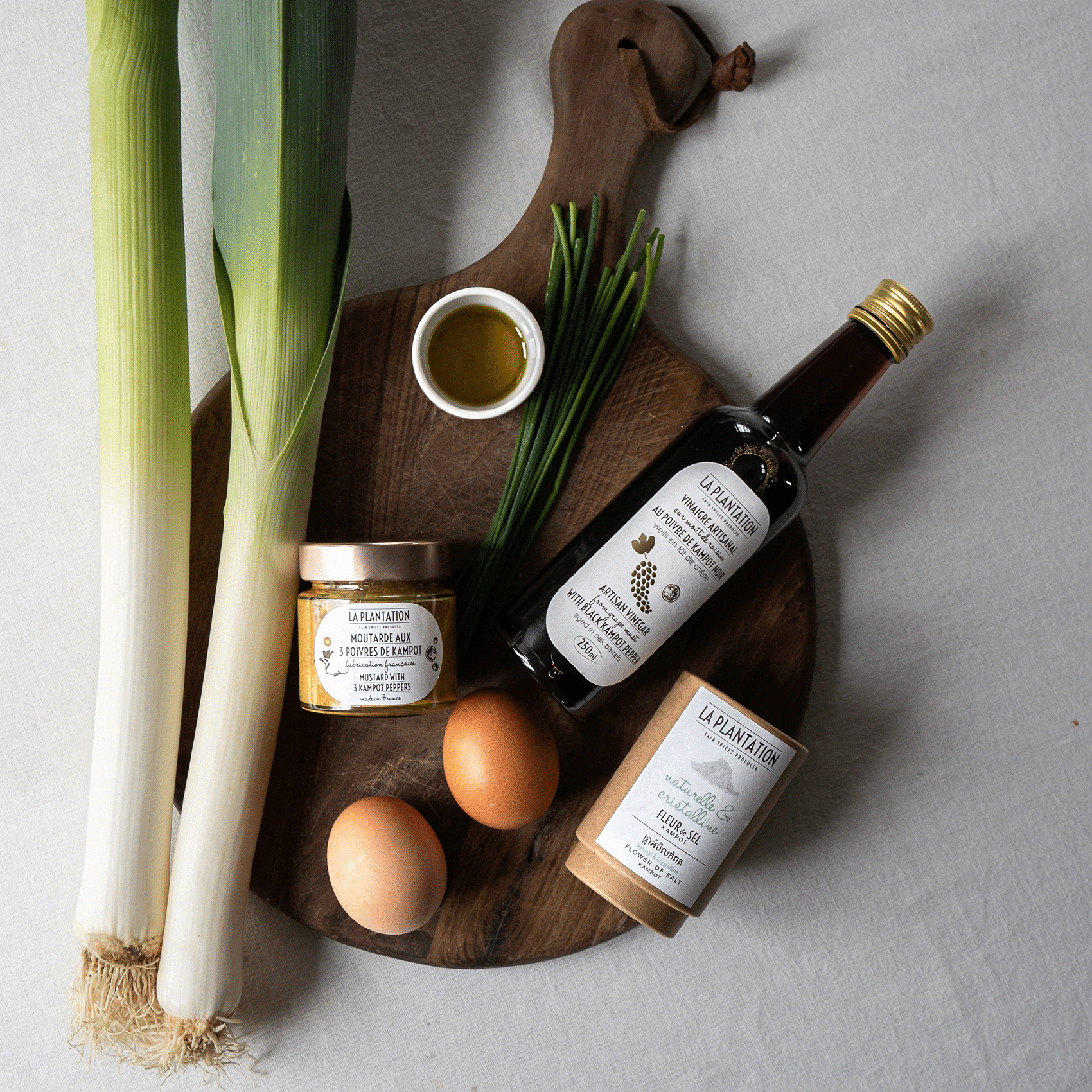bouteille de vinaigre sur une planche avec pot de moutarde