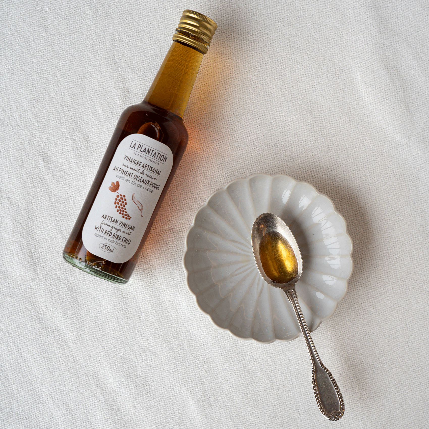 bouteille de vinaigre au piment rouge