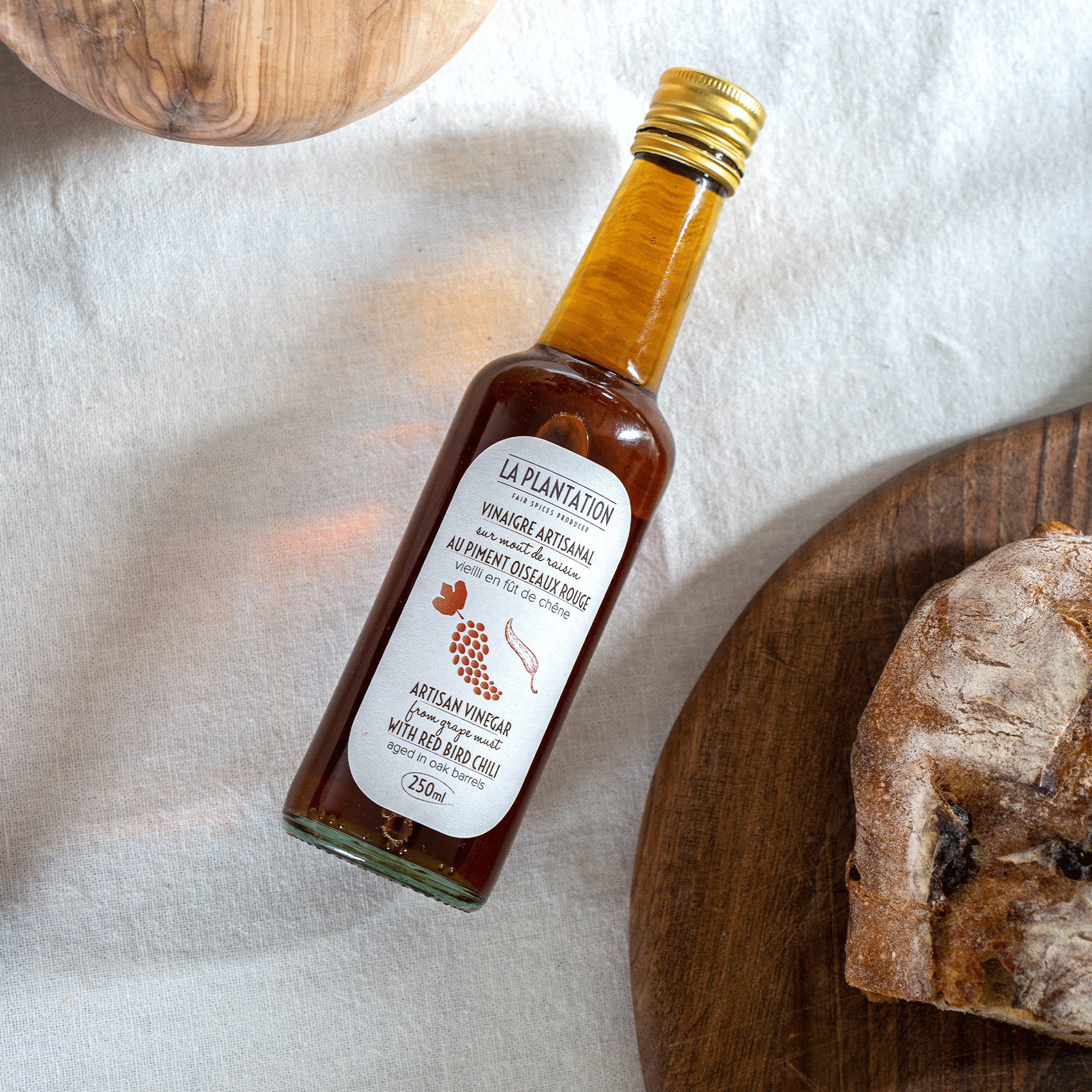 bouteille remplie de vinaigre sur une nappe blanche