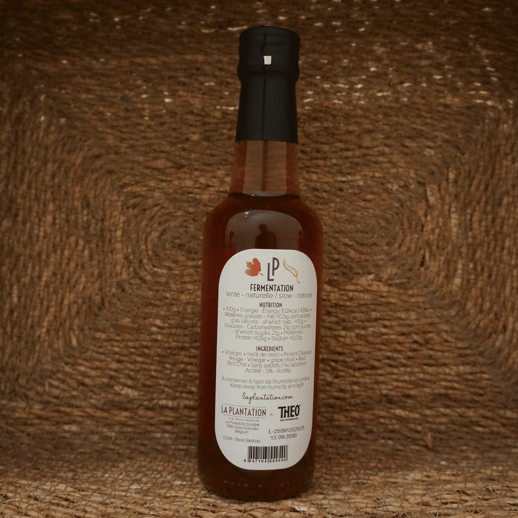 arrière d'une bouteille de vinaigre au piment oiseau