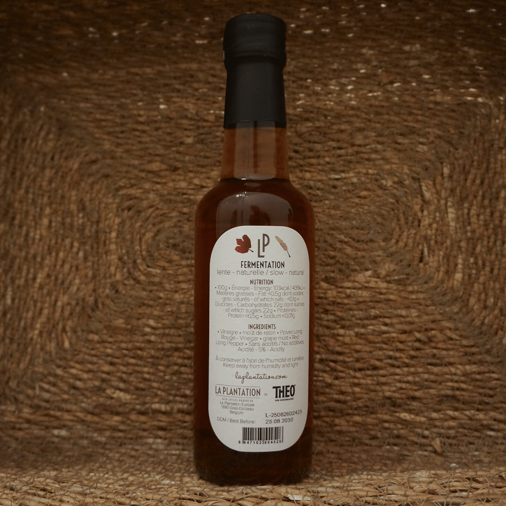 arrière d'une bouteille de vinaigre au poivre long rouge