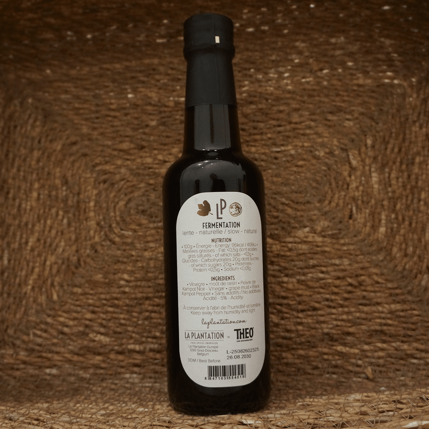 arrière d'une bouteille de vinaigre au poivre long rouge