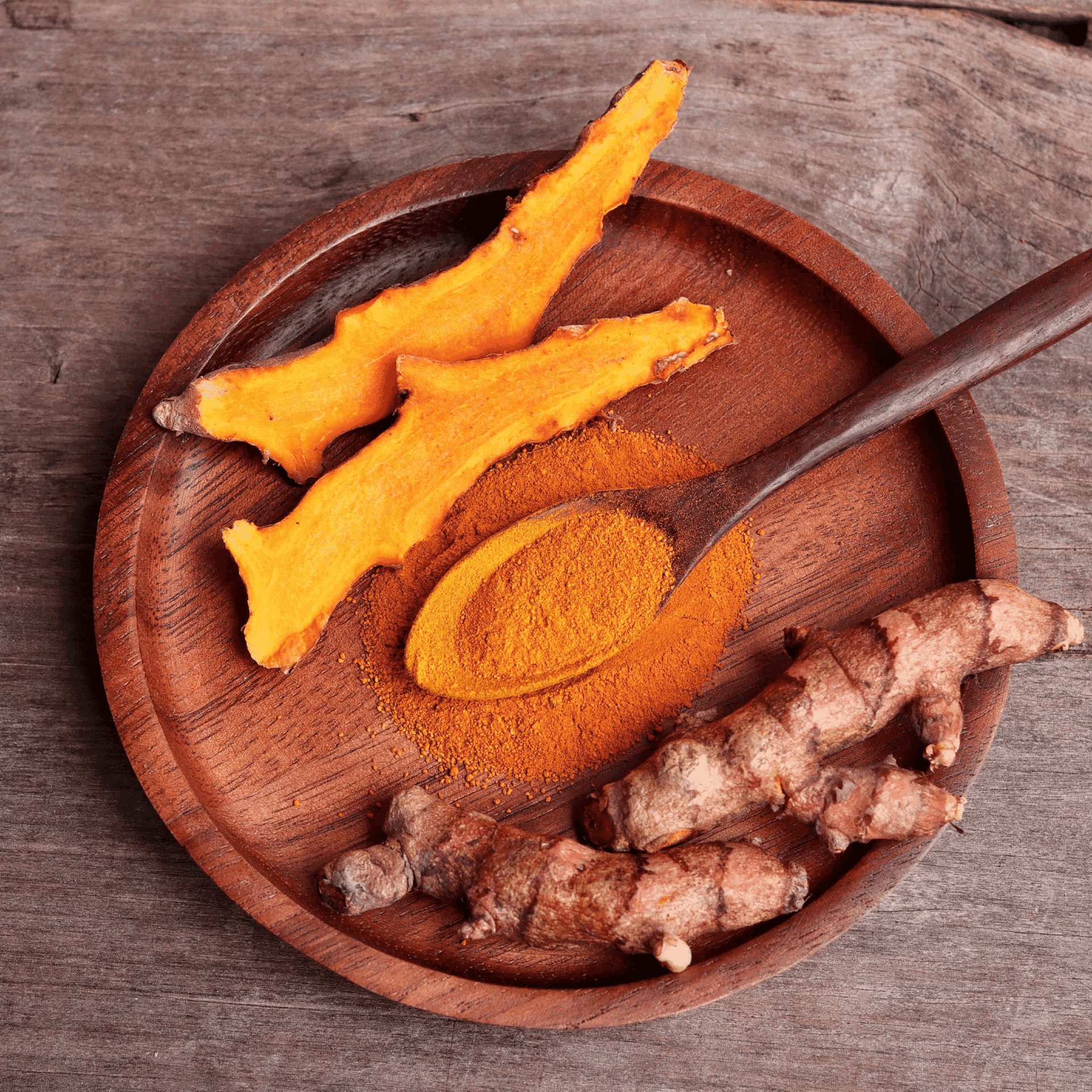 écorces et poudre de curcuma sur une assiette