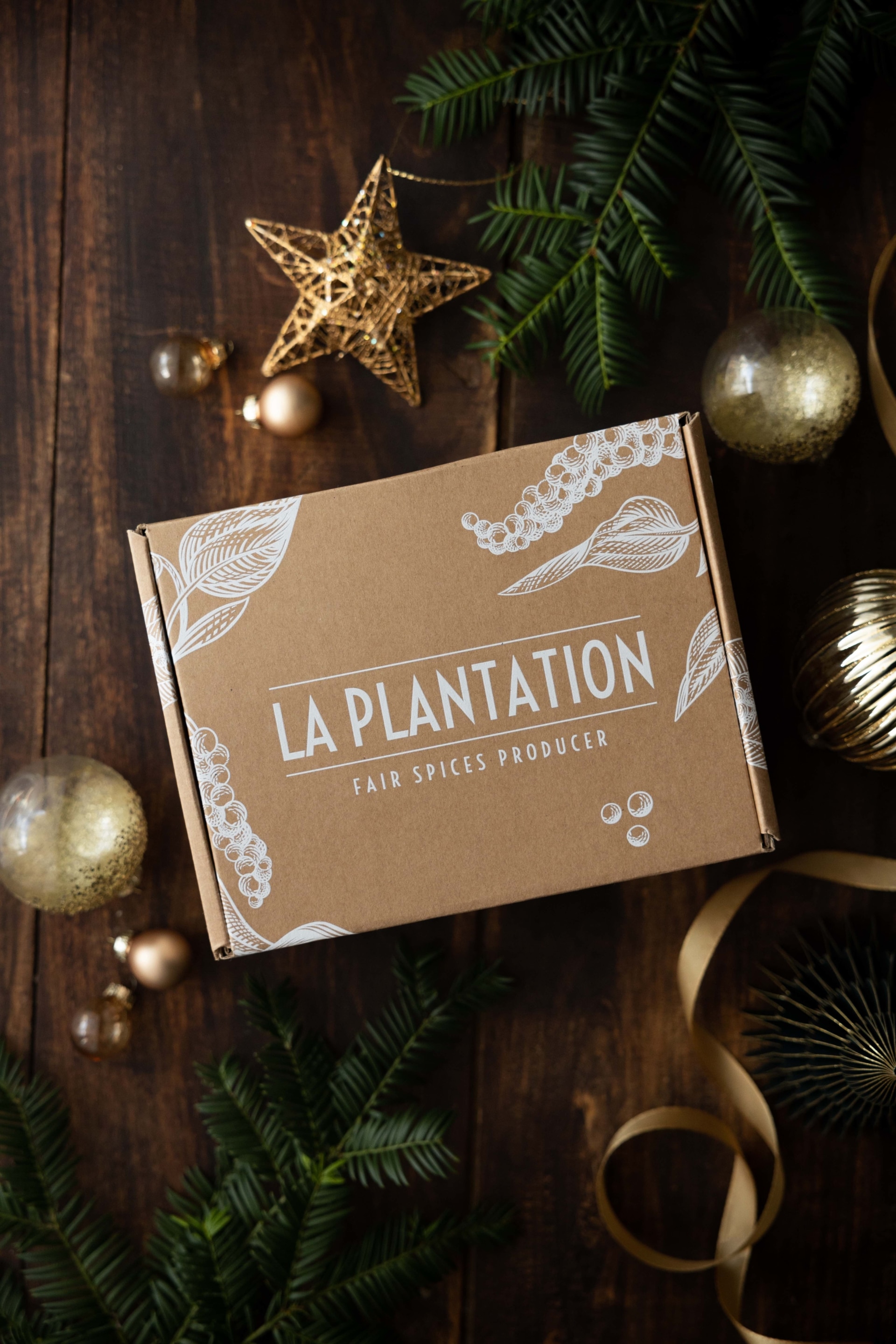 coffret en kraft dans un décor de noel