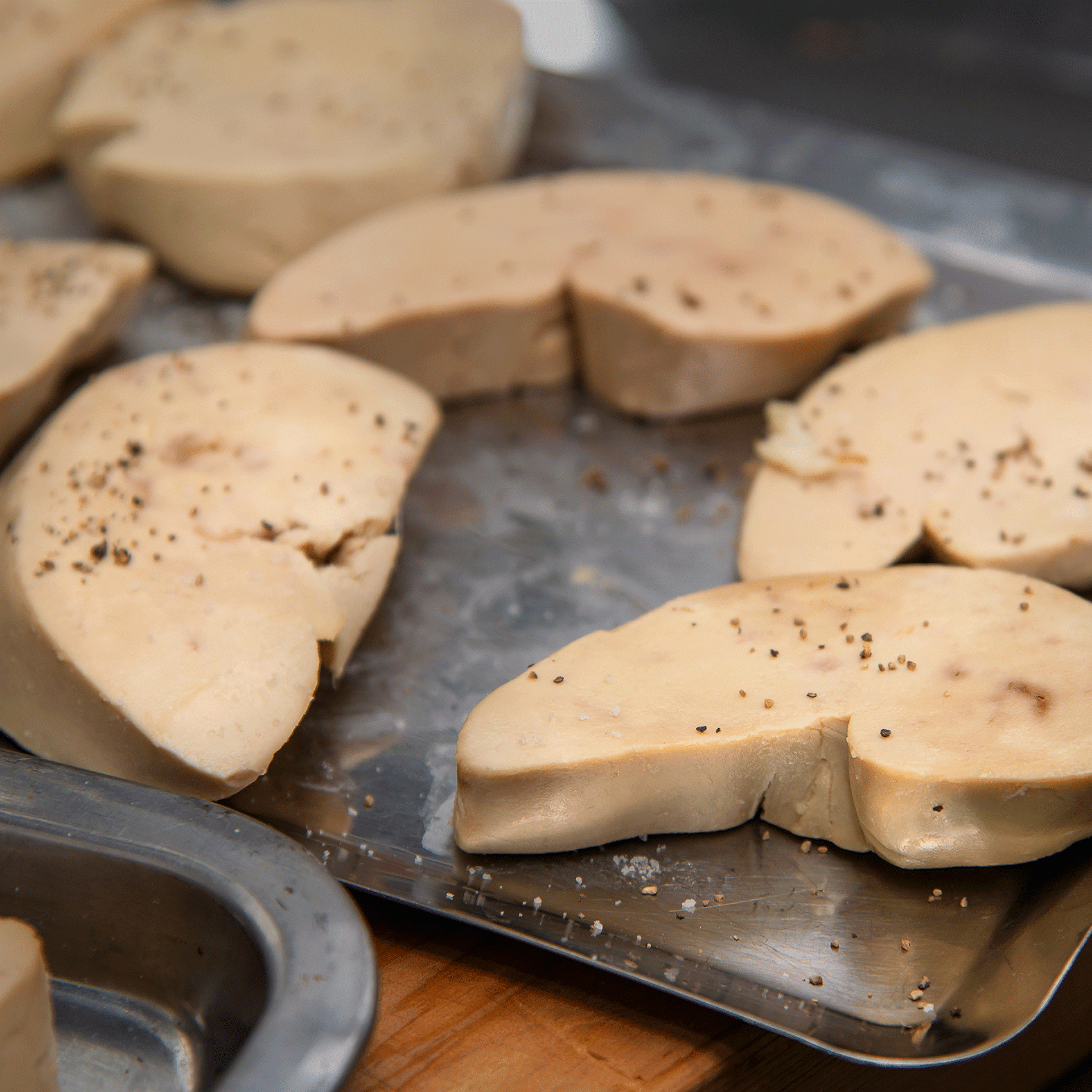 Scheiben von Foie gras auf einem Tablett