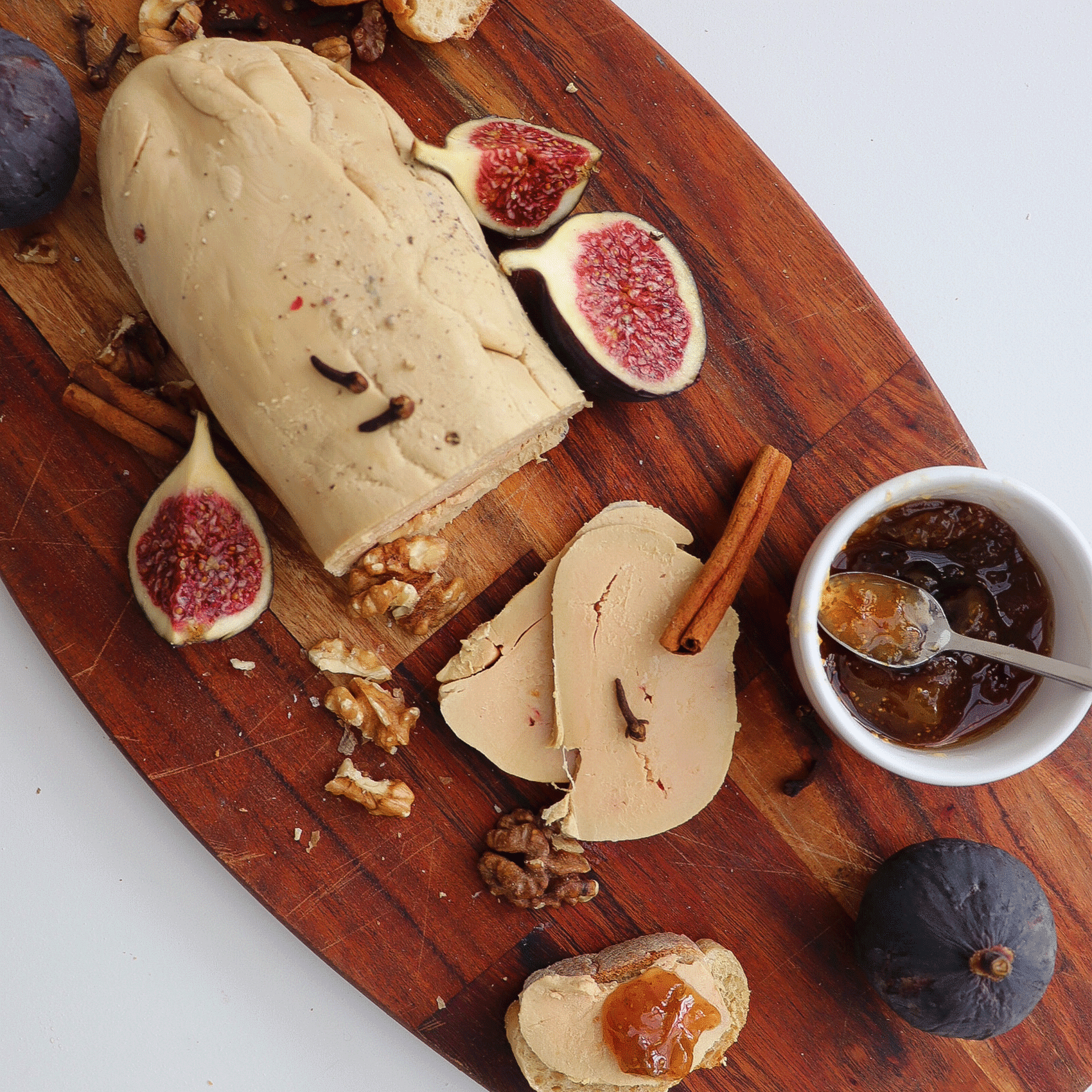 ballotine de foie gras et figues sur un plateau en bois