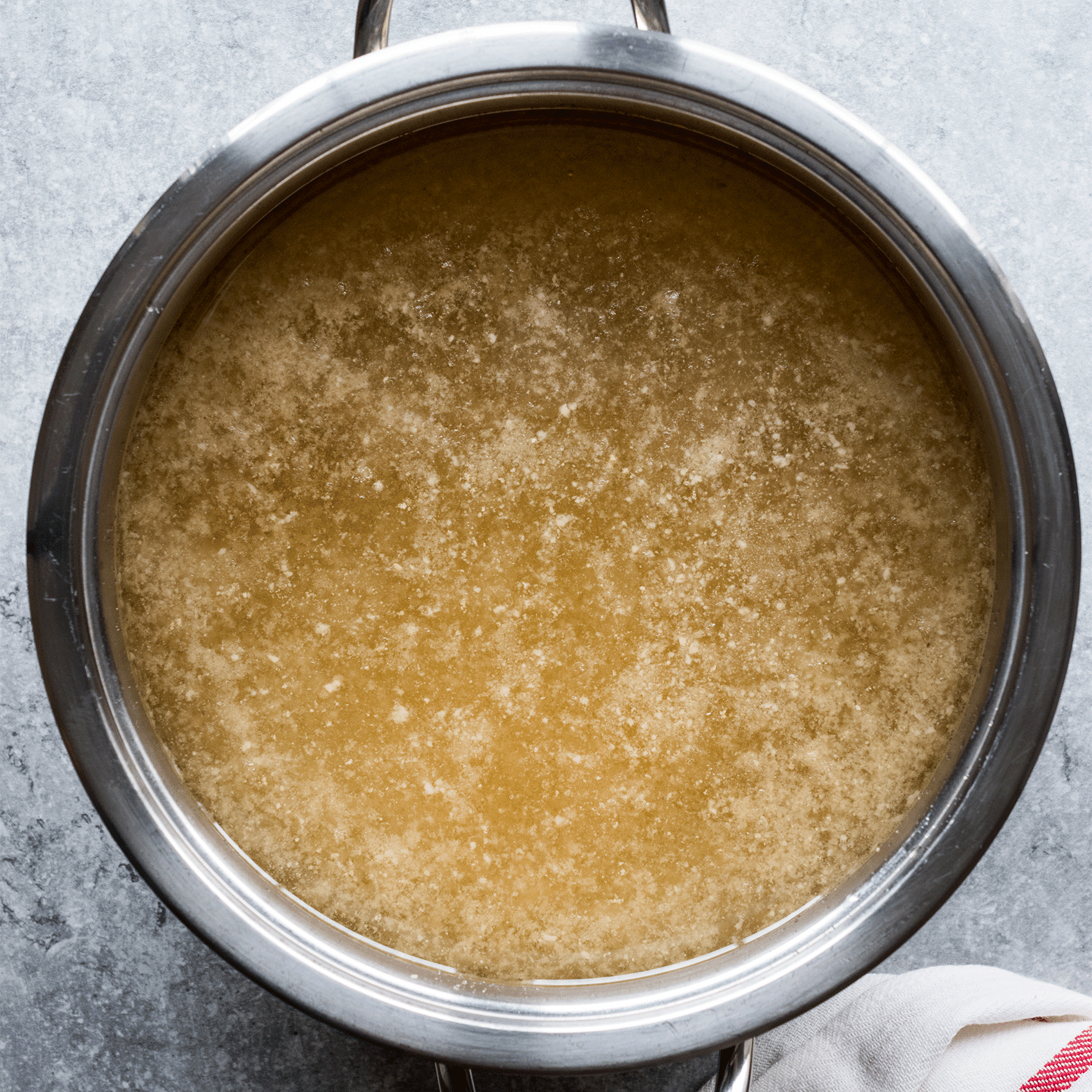 bouillon dans une casserole