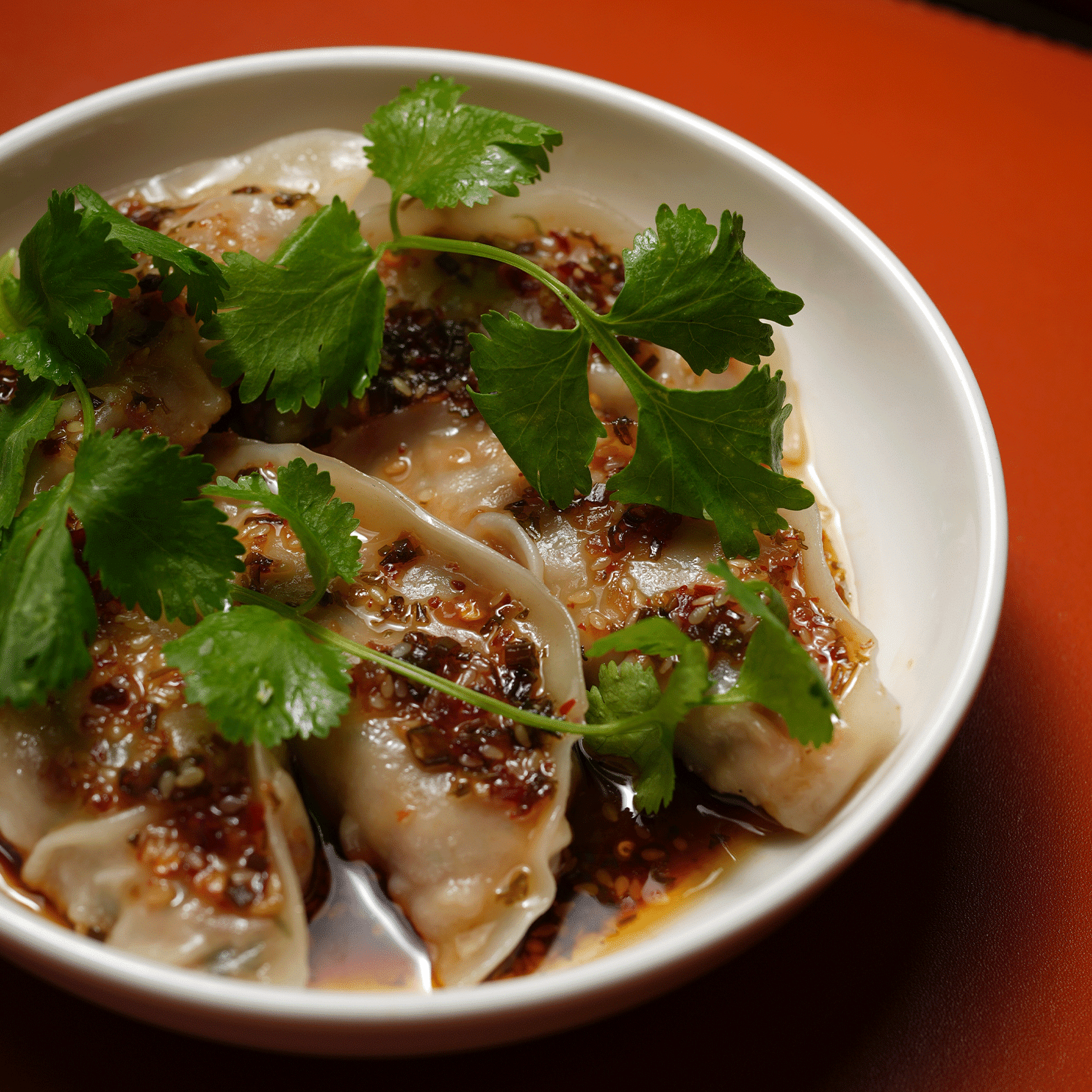 plat de gyozas avec sauce piquante