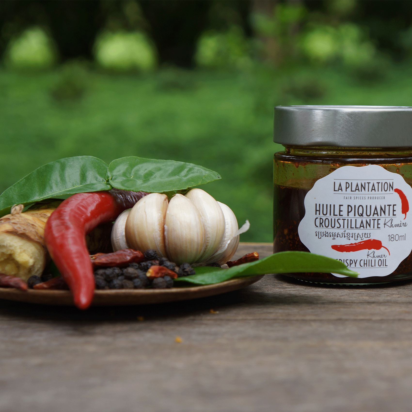 plat de condiments et pot de sauce pimentée