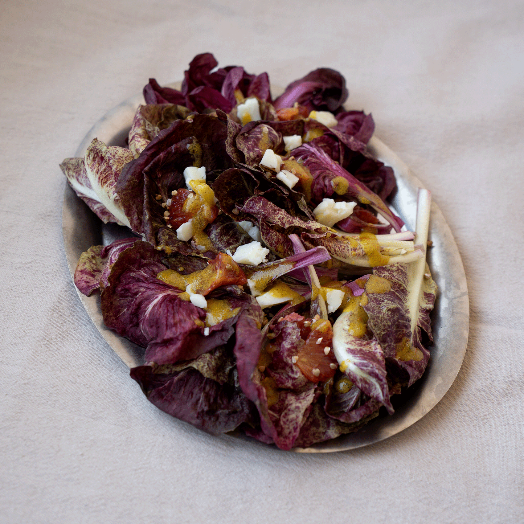 feuilles de salades violettes et vinaigrette