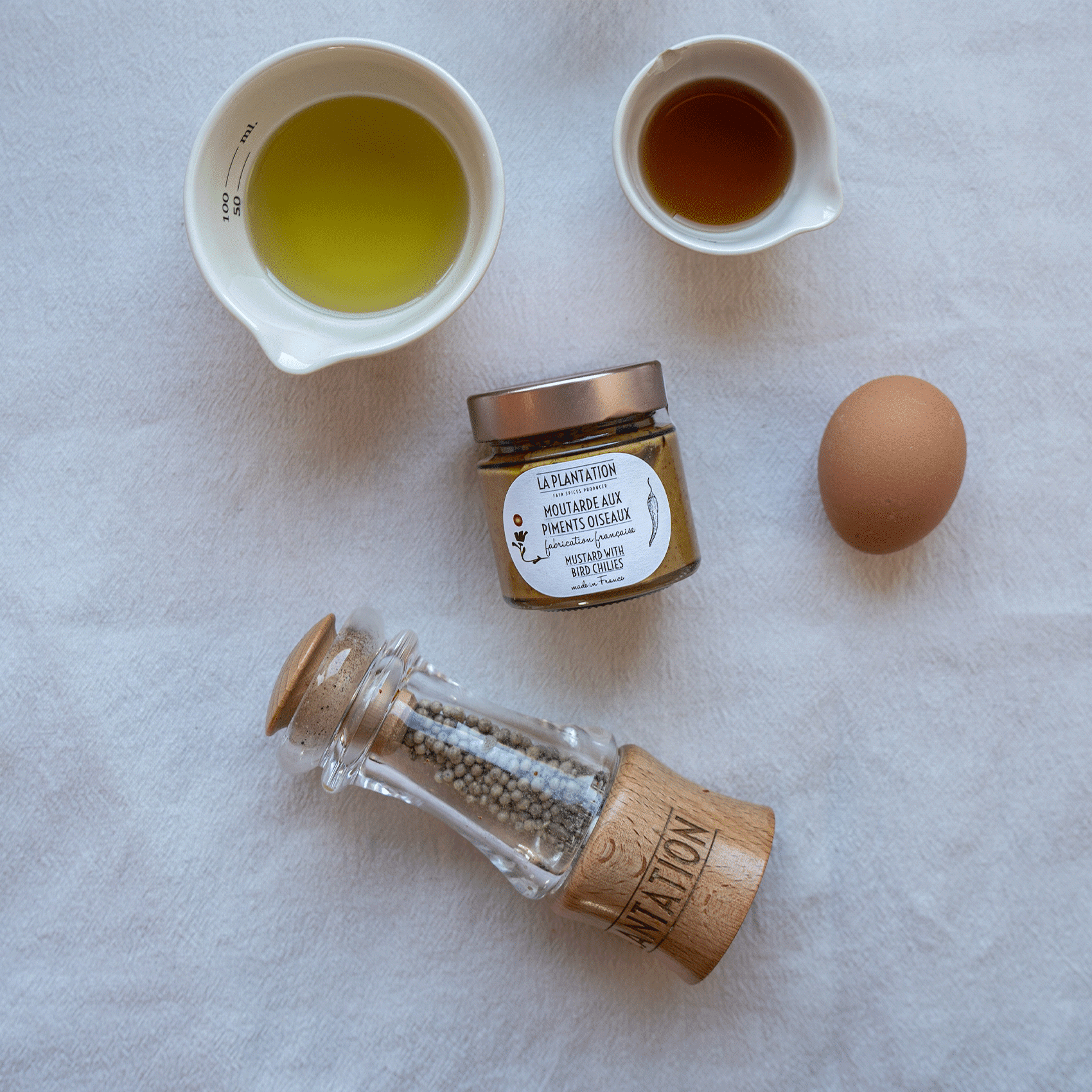 moulin à poivre, oeuf et moutarde sur une table