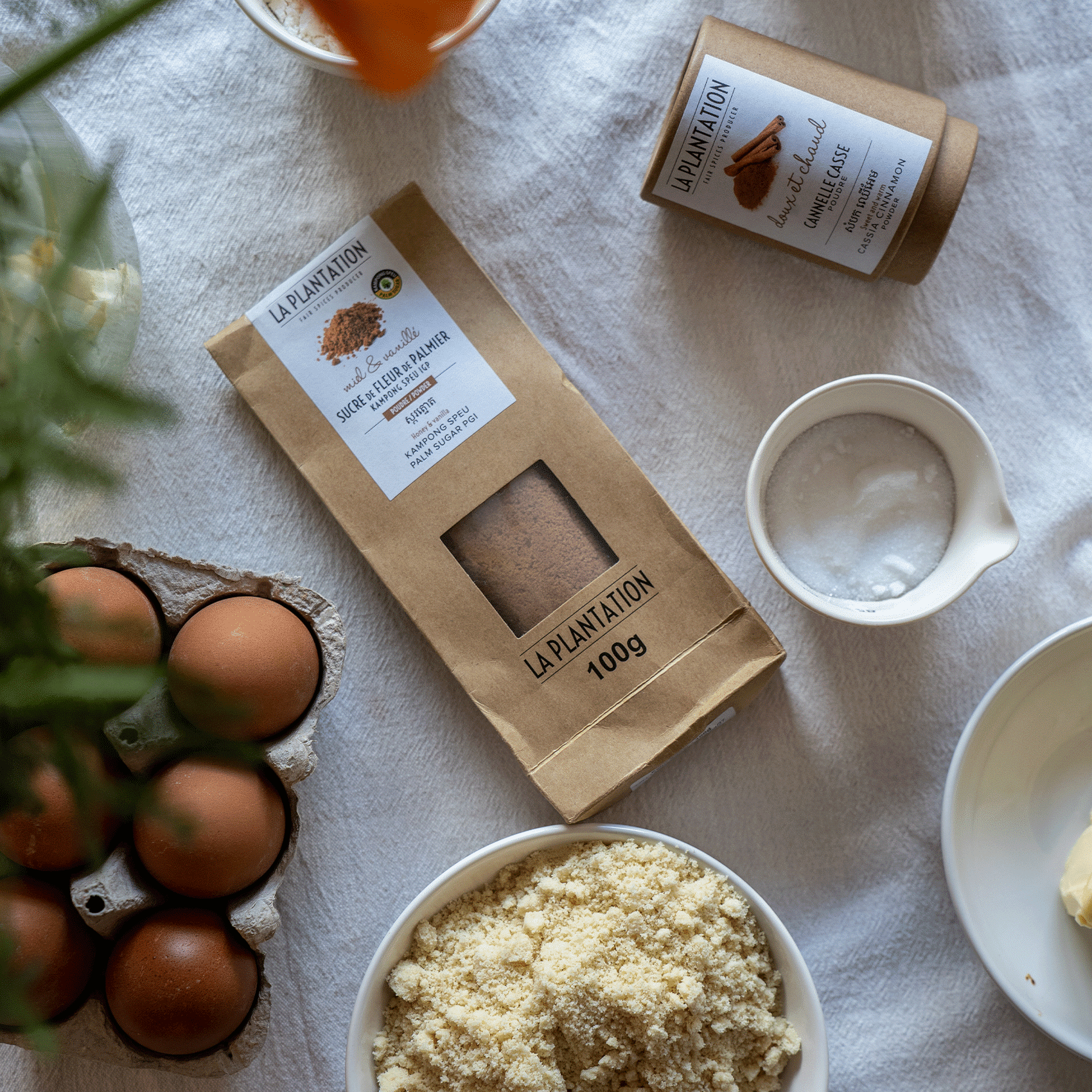 boite d'oeufs et paquet de gingembre sur une table