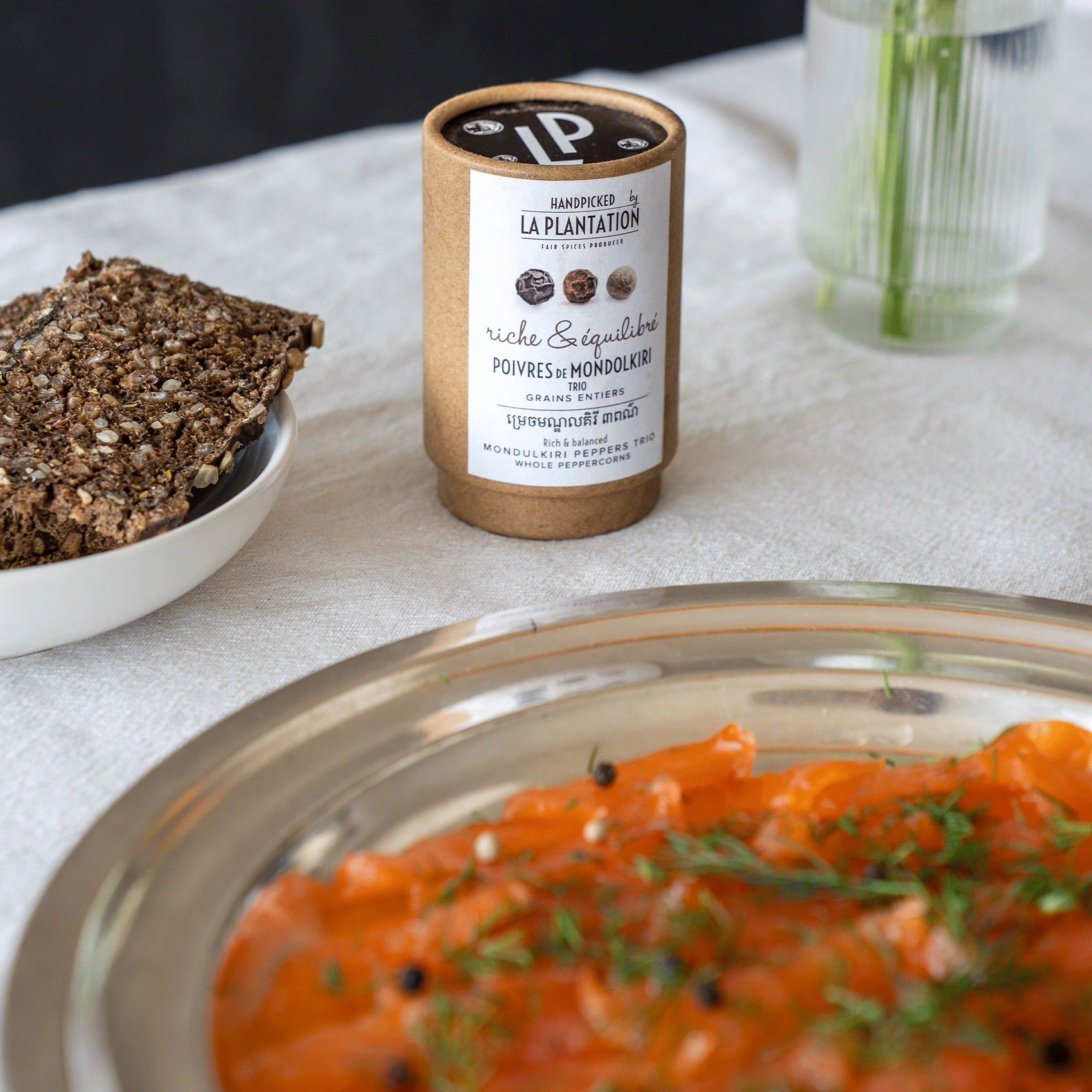 saumon gravlax sur un plateau en argenterie