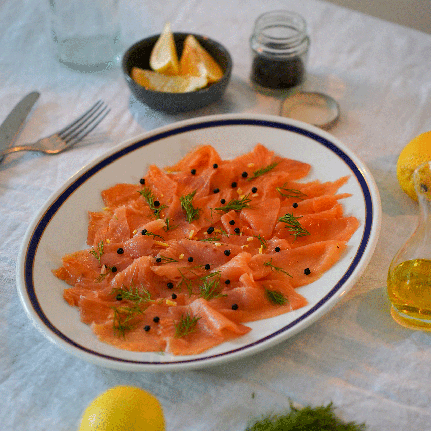 saumon gravlax sur un plateau